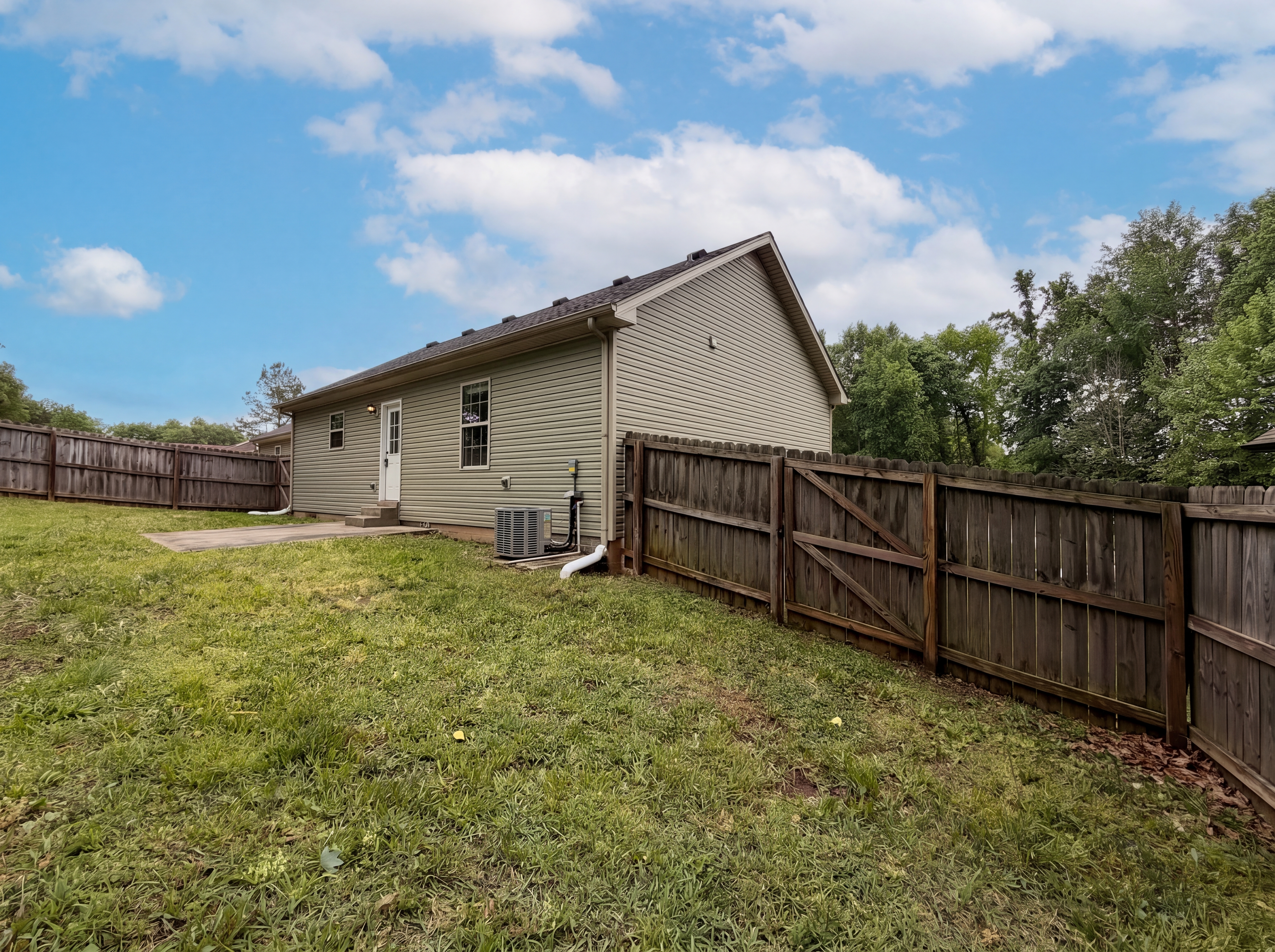 Photo 15 of 19 of 741 Inver Ln, Clarksville, TN