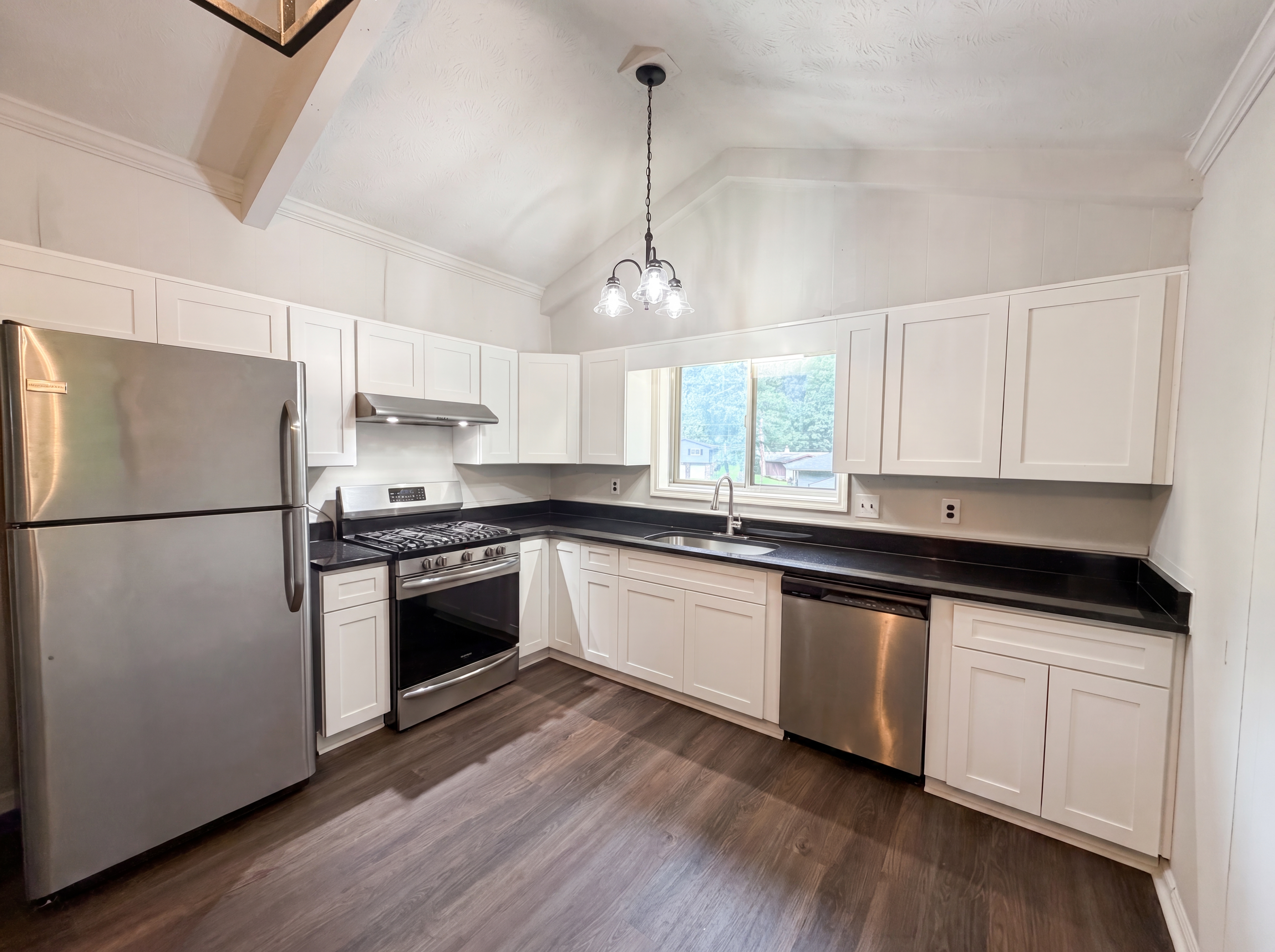 Photo 2 of 18 of 3630 Creekview Cir, Atlanta, GA