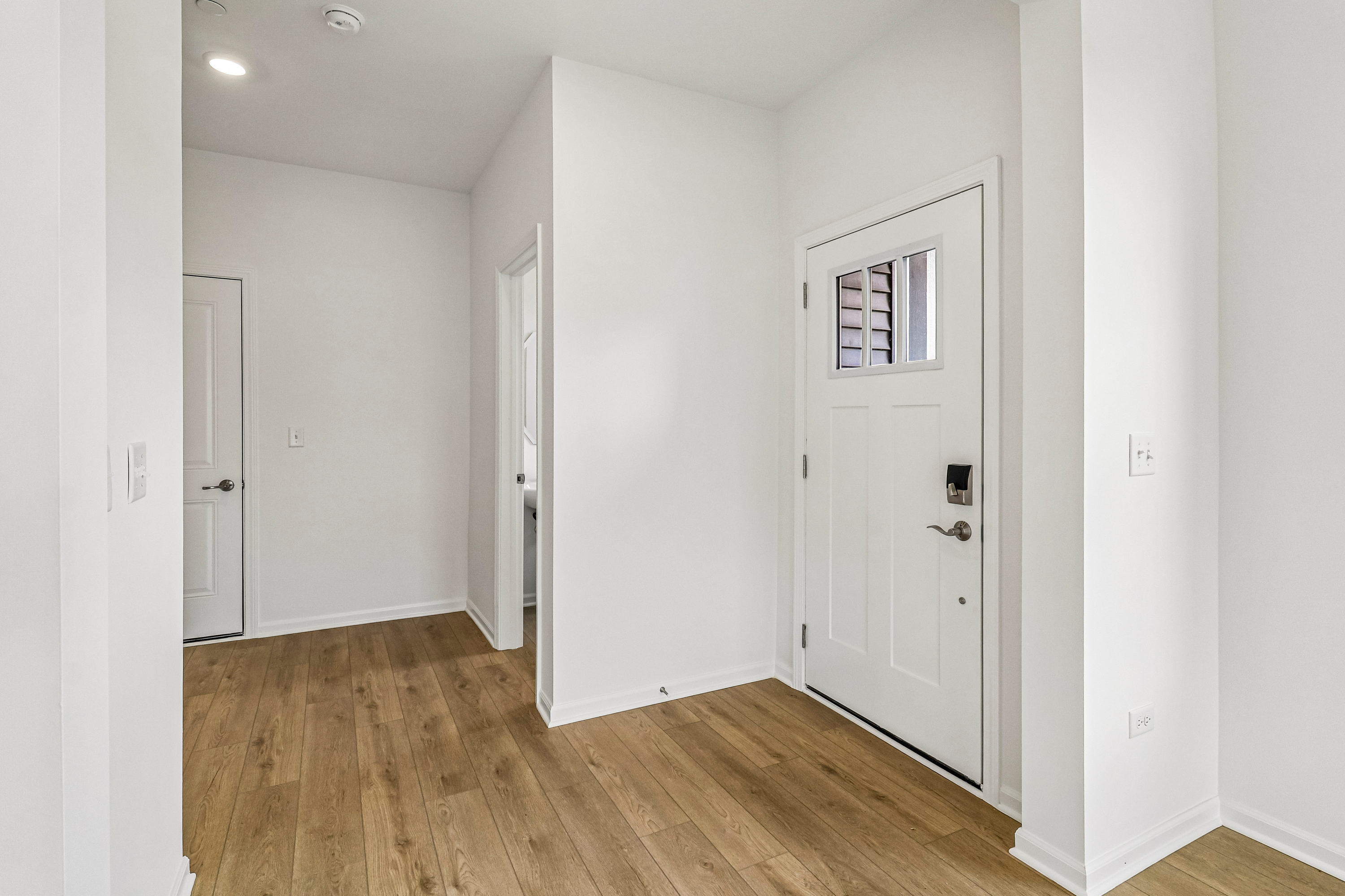 Photo 10 of 29 of 649 Cassia Ct, Crystal Lake, IL