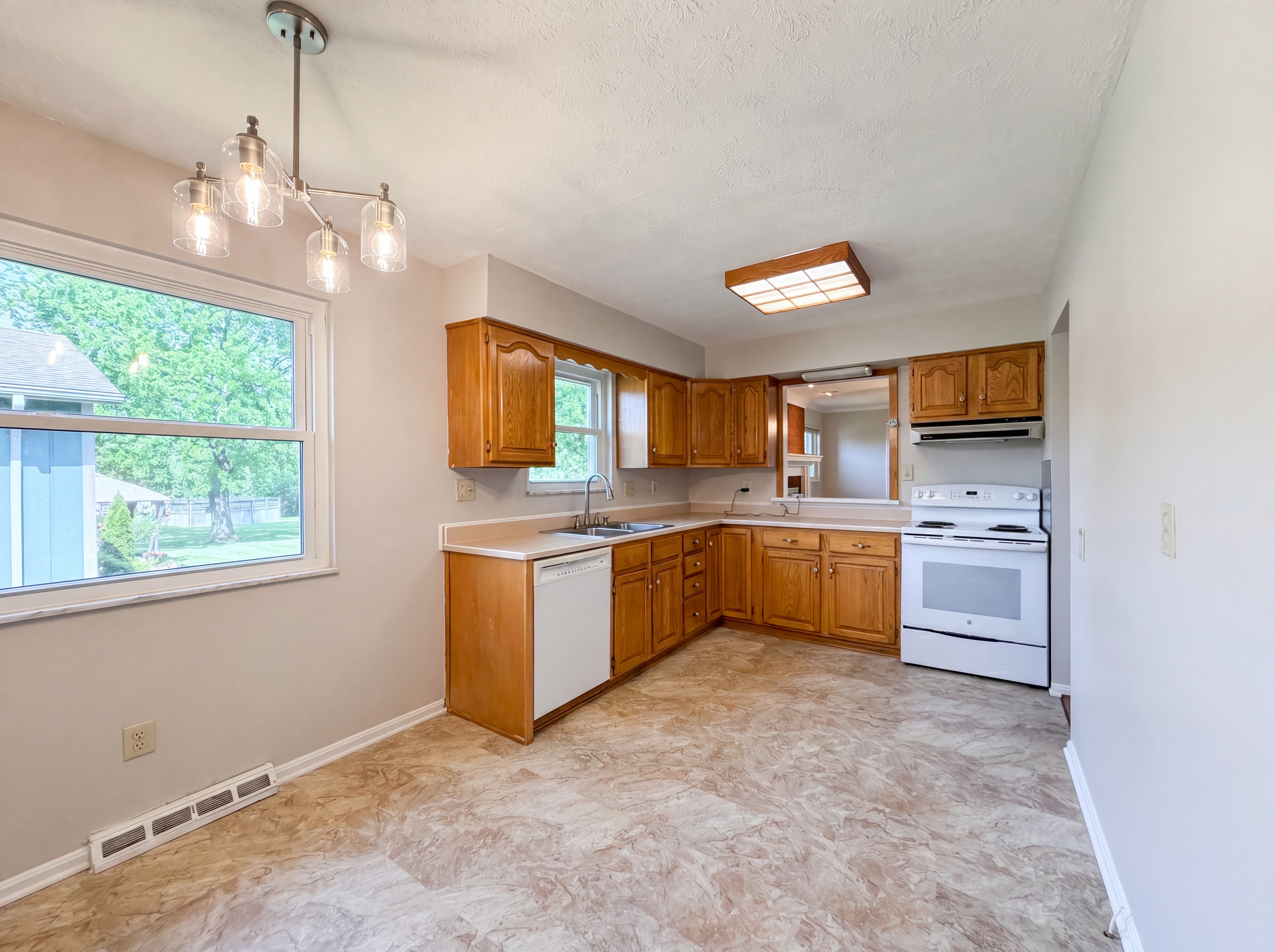 Photo 2 of 22 of 2086 Resor Rd, Fairfield, OH