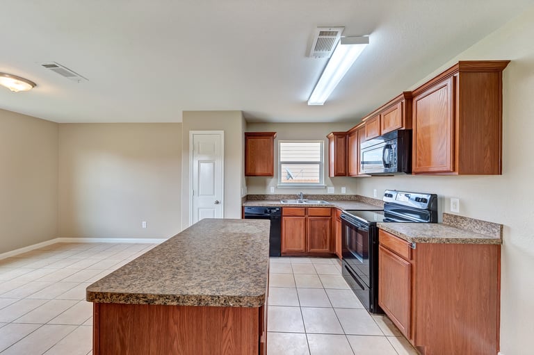 Photo 2 of 22 - 516 Noble Grove Ln, Fort Worth, TX 76140