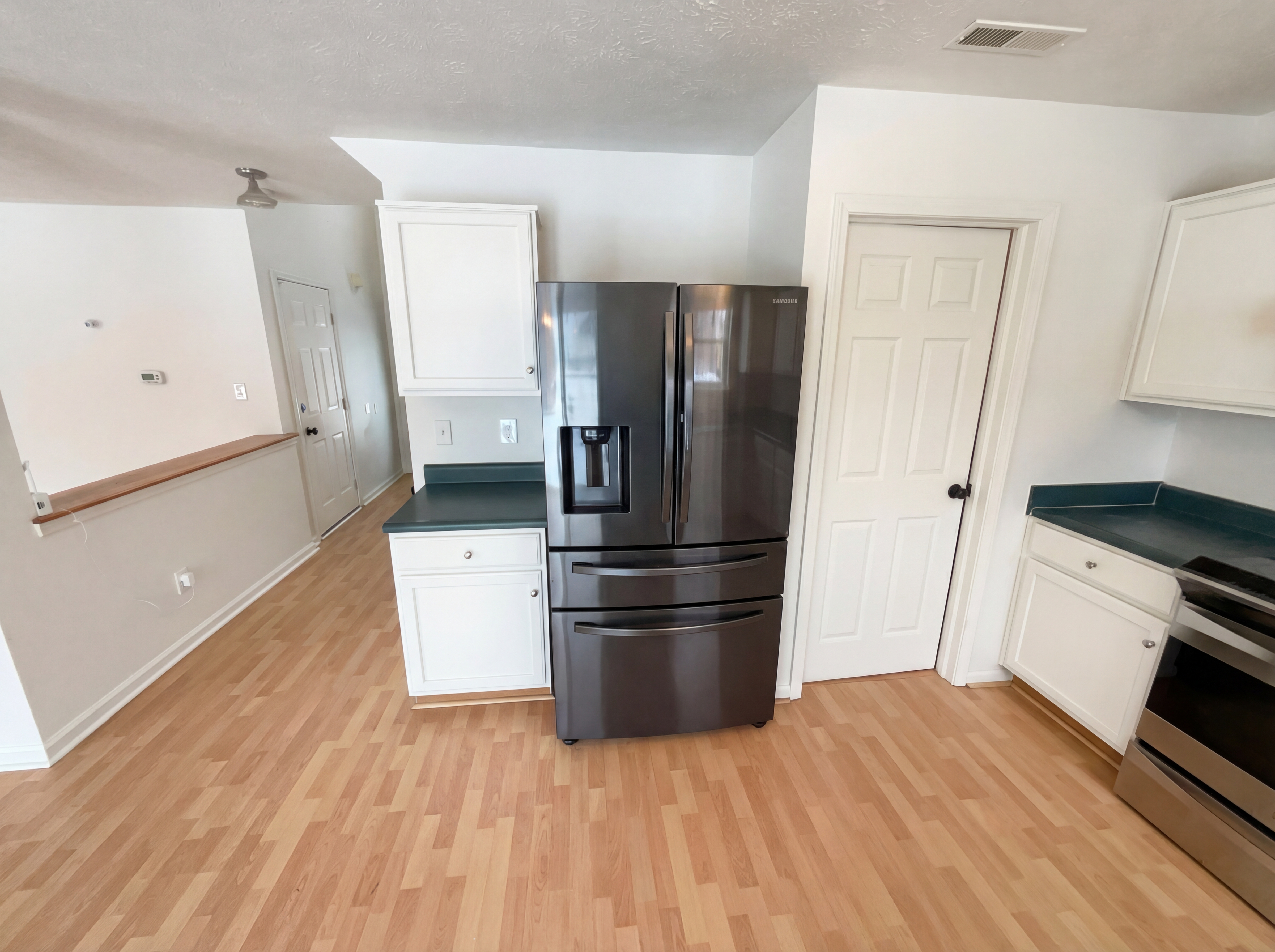 Photo 10 of 24 of 3211 Waterloo Cir, Indianapolis, IN