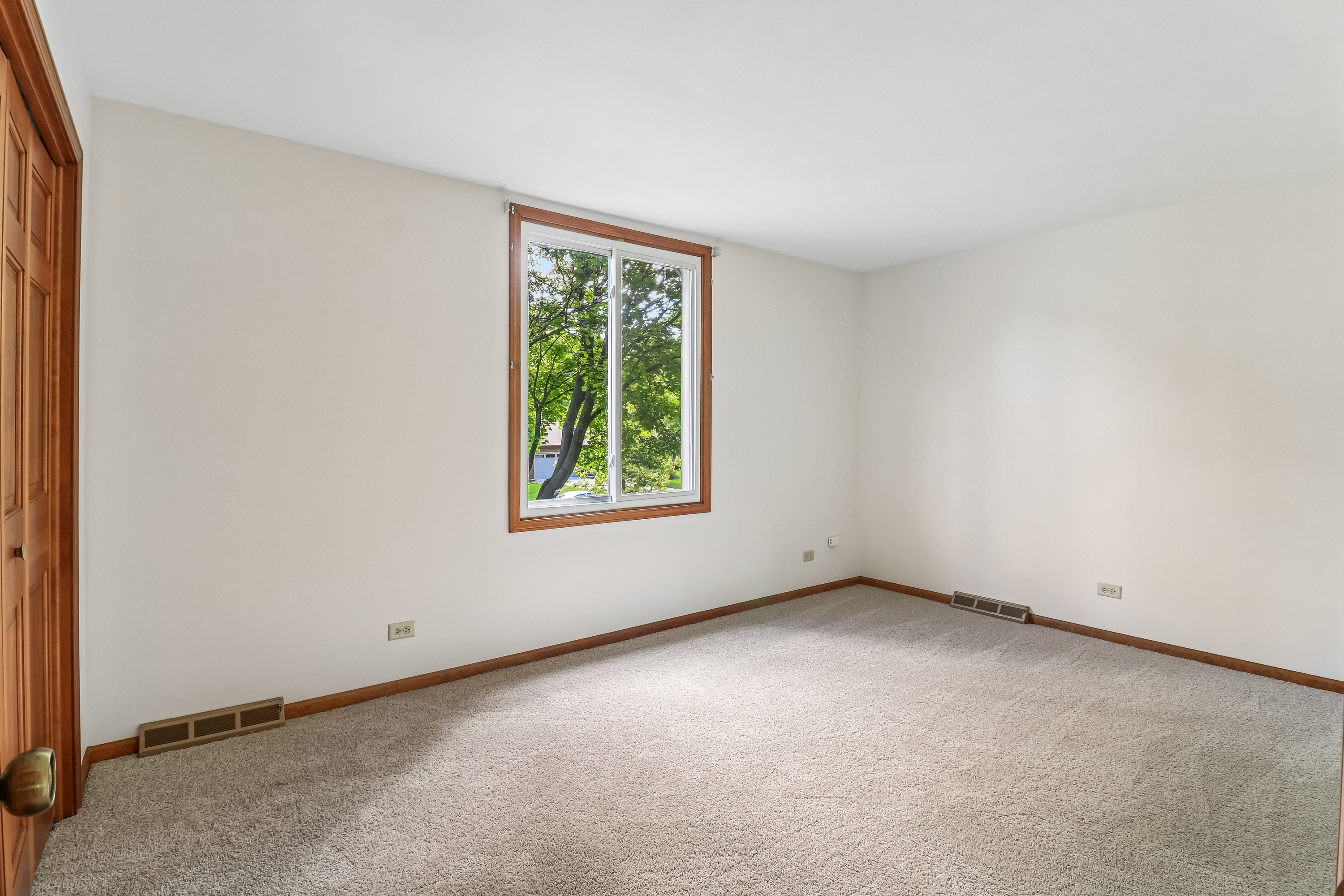 Photo 10 of 41 of 733 Buttonwood Cir, Naperville, IL