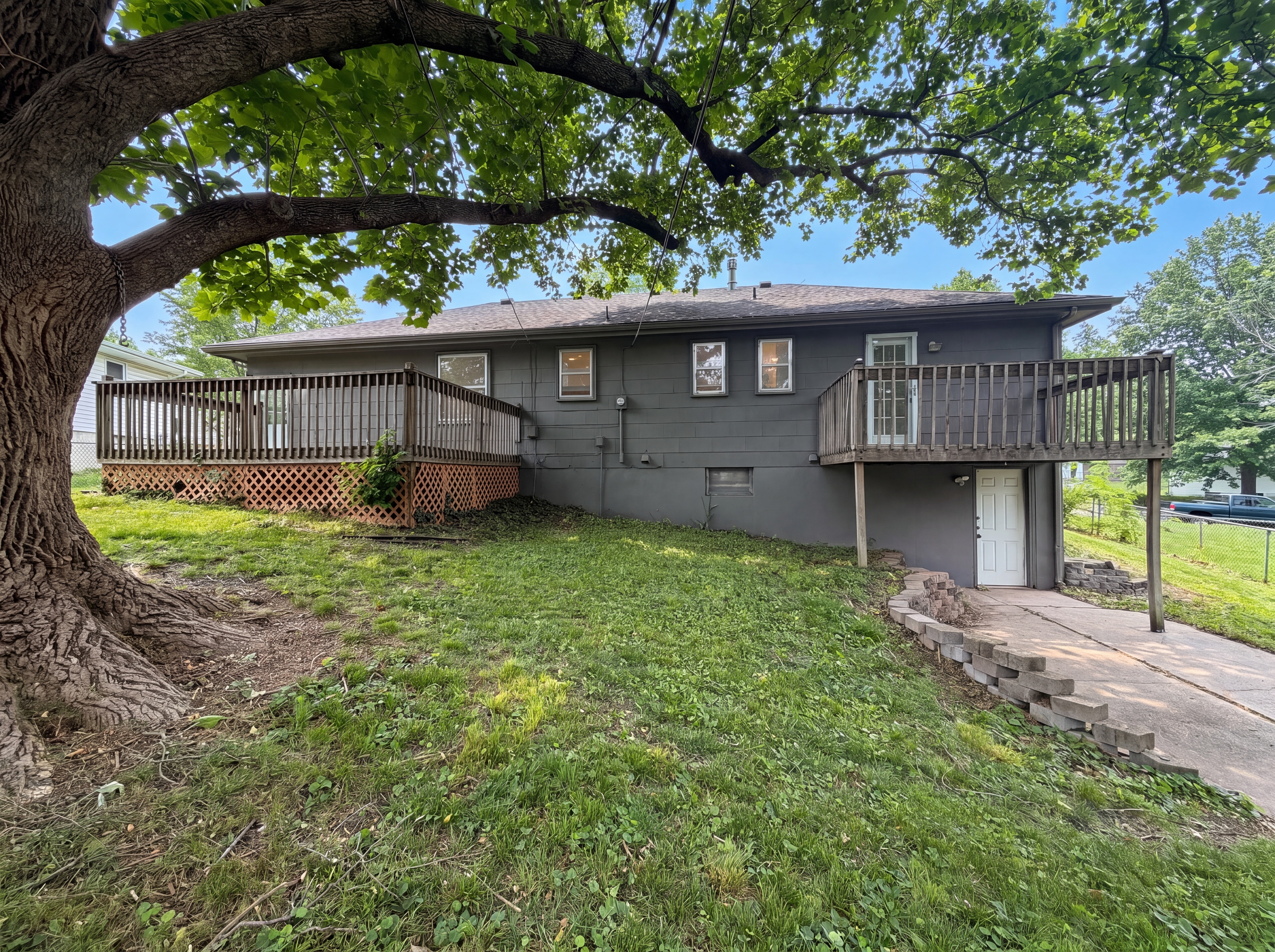 Photo 5 of 18 of 3107 NE 65th Ter, Kansas City, MO