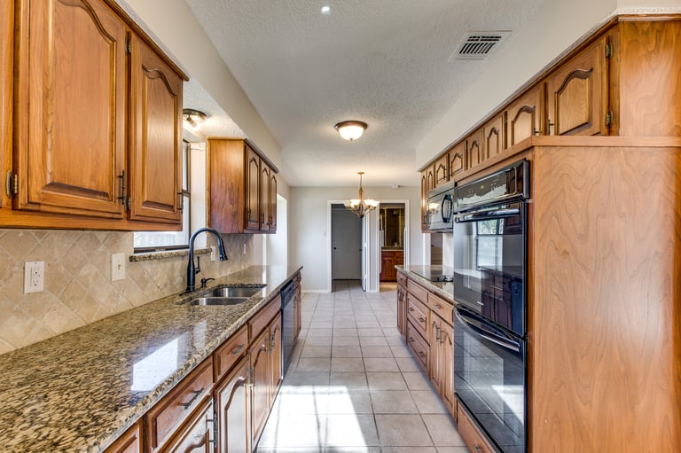 Photo 5 of 30 - 3233 Hastings St, Mesquite, TX 75149