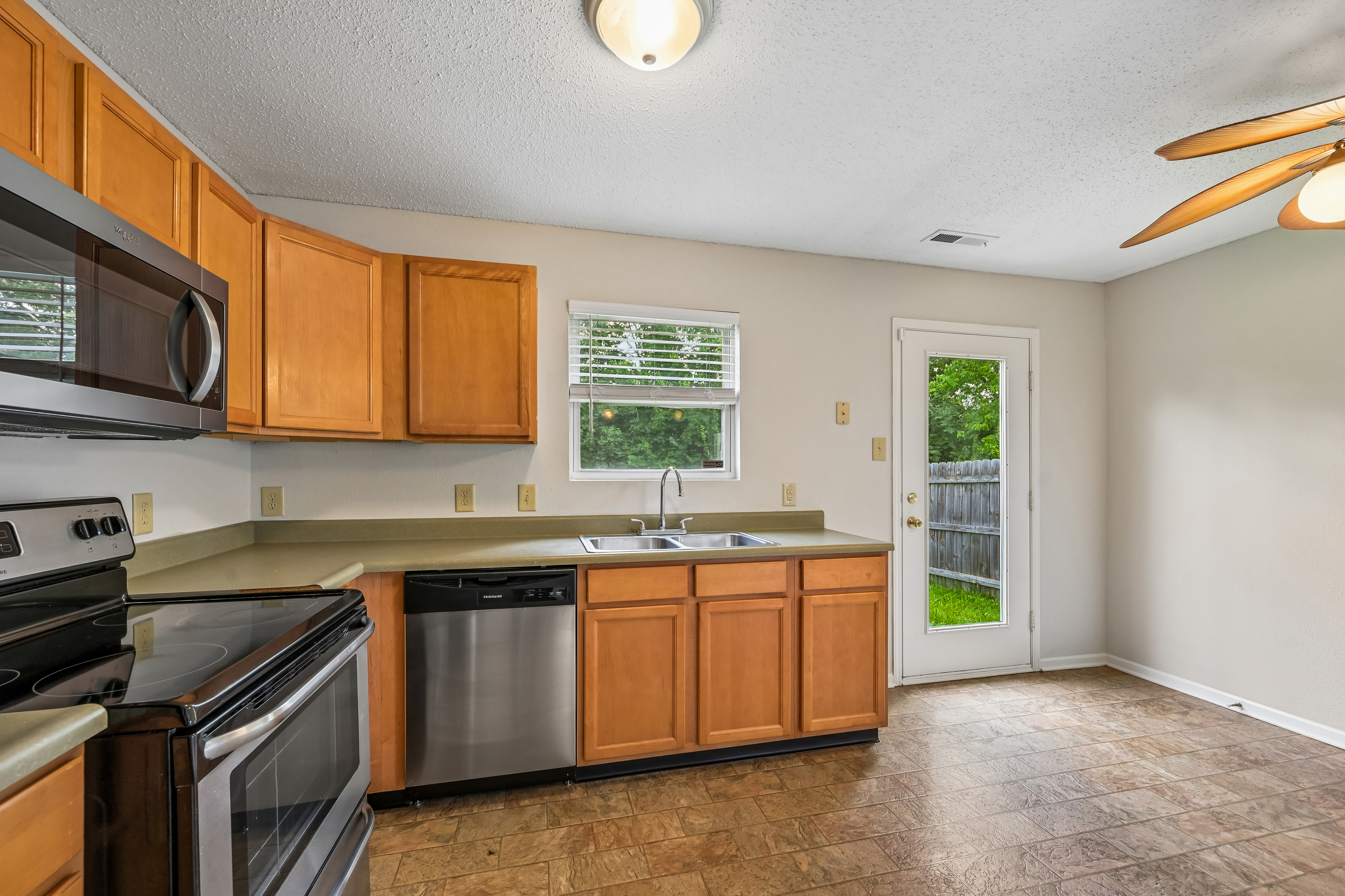 Photo 8 of 29 of 11355 Congaree Way, Indianapolis, IN