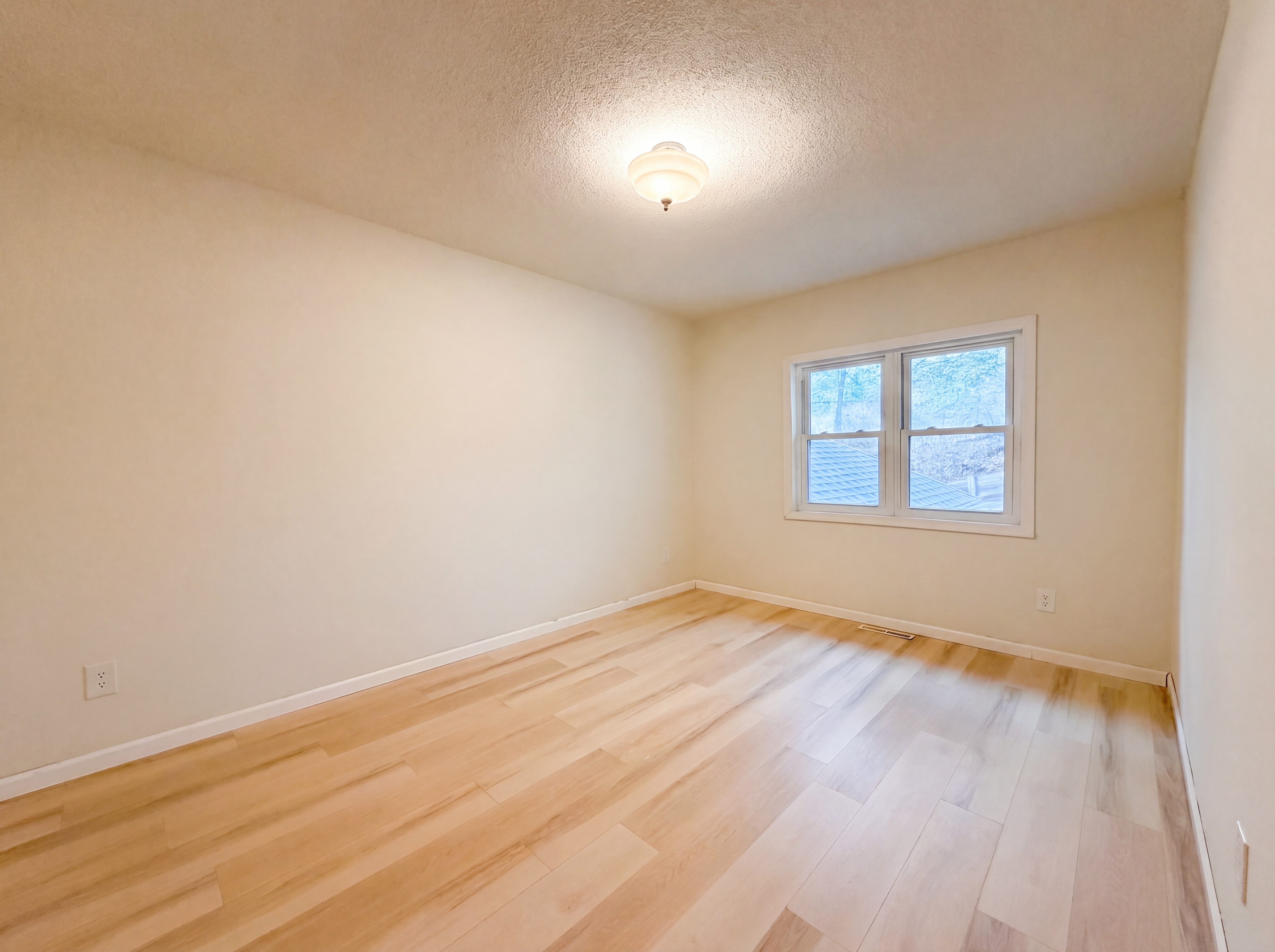 Photo 14 of 20 of 6475 Grand View Dr, Eden Prairie, MN