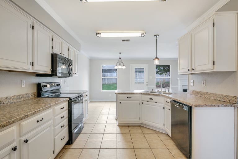 Photo 4 of 27 - 923 Silver Streak Dr, Saginaw, TX 76131