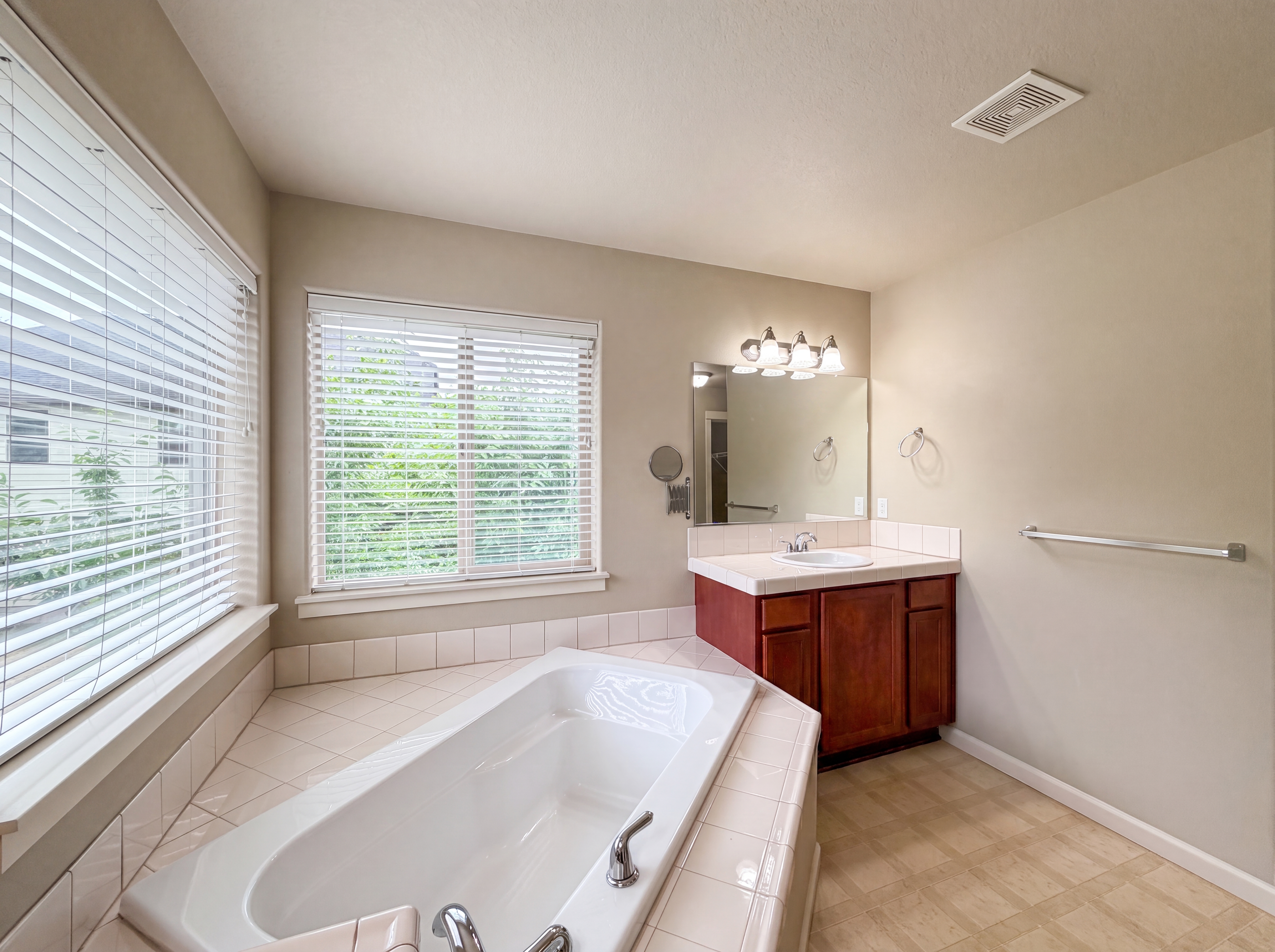 Photo 19 of 23 of 1724 SW Willowview Ter, Beaverton, OR
