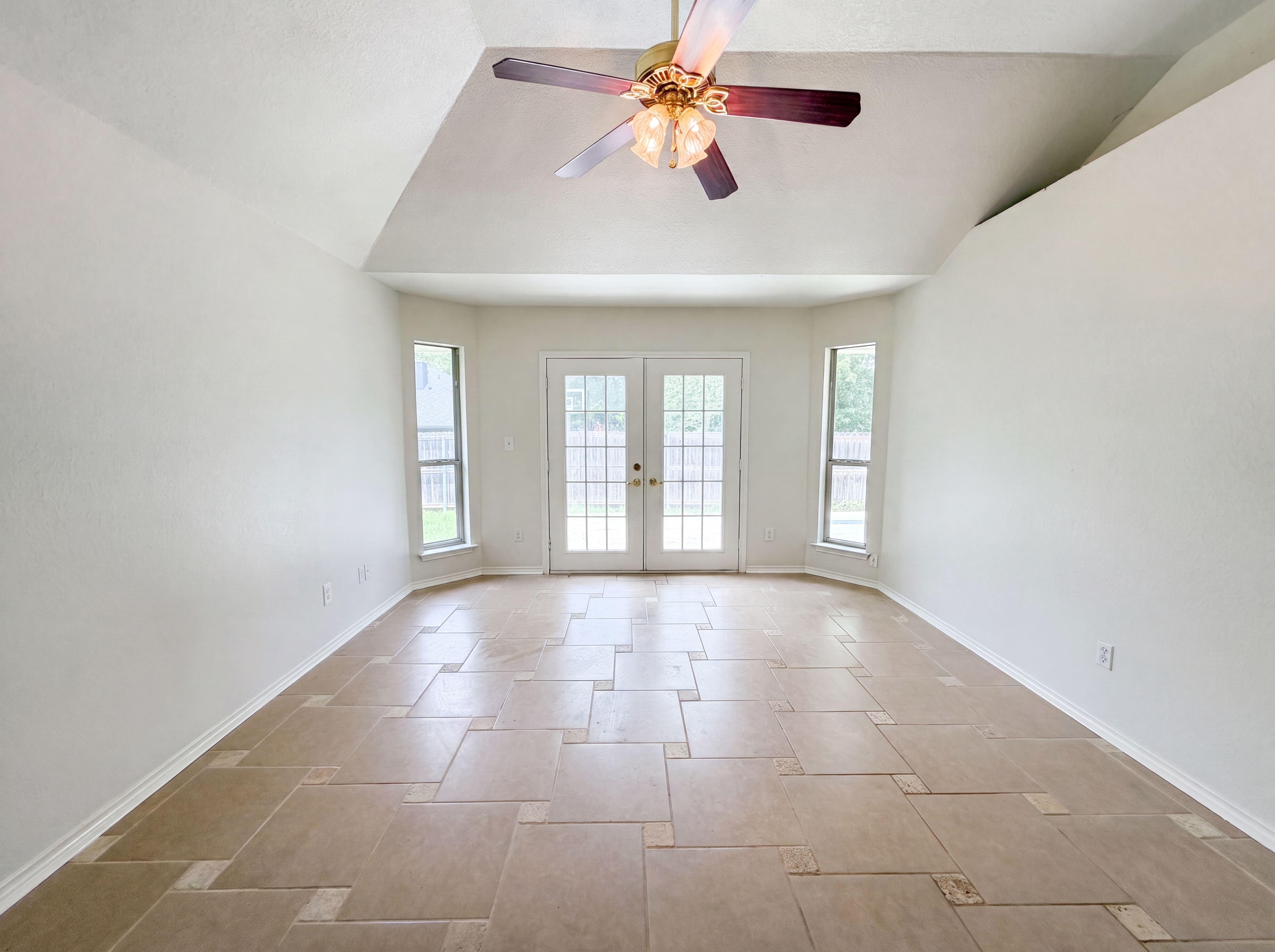 Photo 7 of 17 of 10740 Southern Trace Cir, Flint, TX