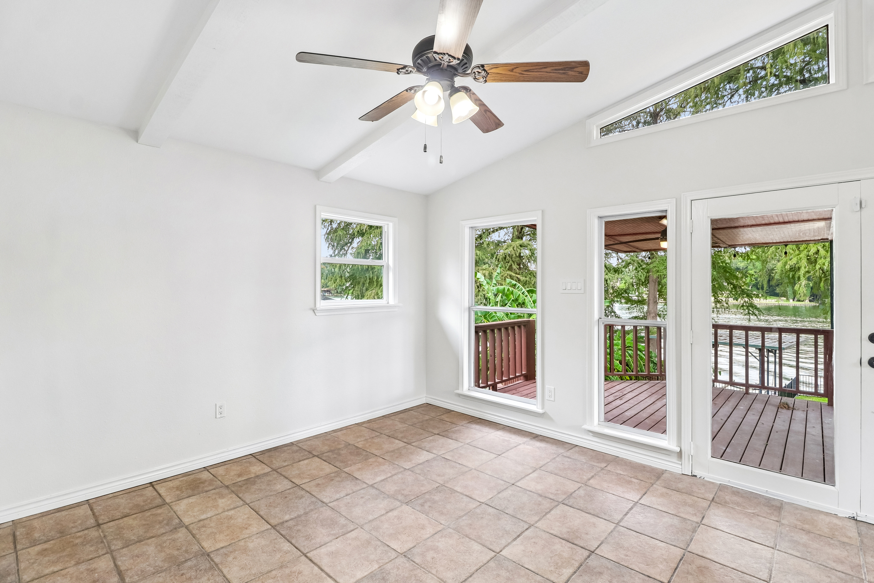 Photo 7 of 47 of 1321 E Zipp Rd, New Braunfels, TX