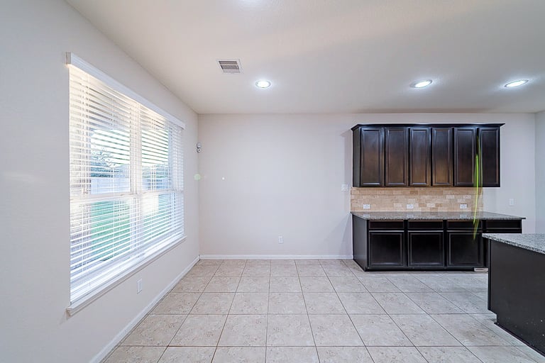Photo 11 of 34 - 2208 Hannah Creek Ct, Houston, TX 77089