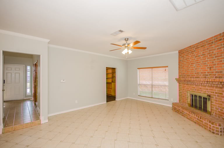 Photo 9 of 28 - 1628 Chapman St, Cedar Hill, TX 75104