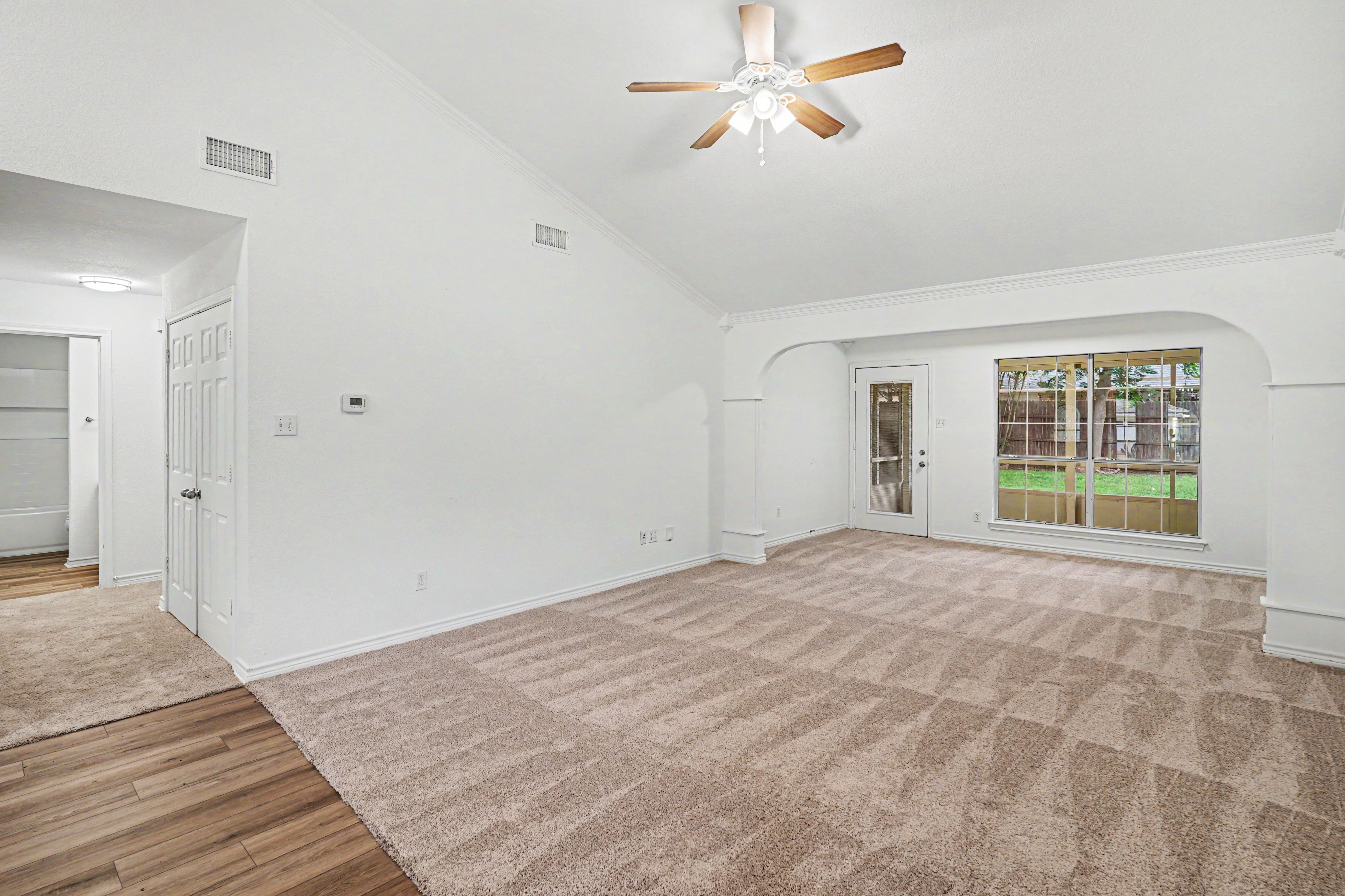 Photo 3 of 17 of 1504 Clover Ln, Granbury, TX
