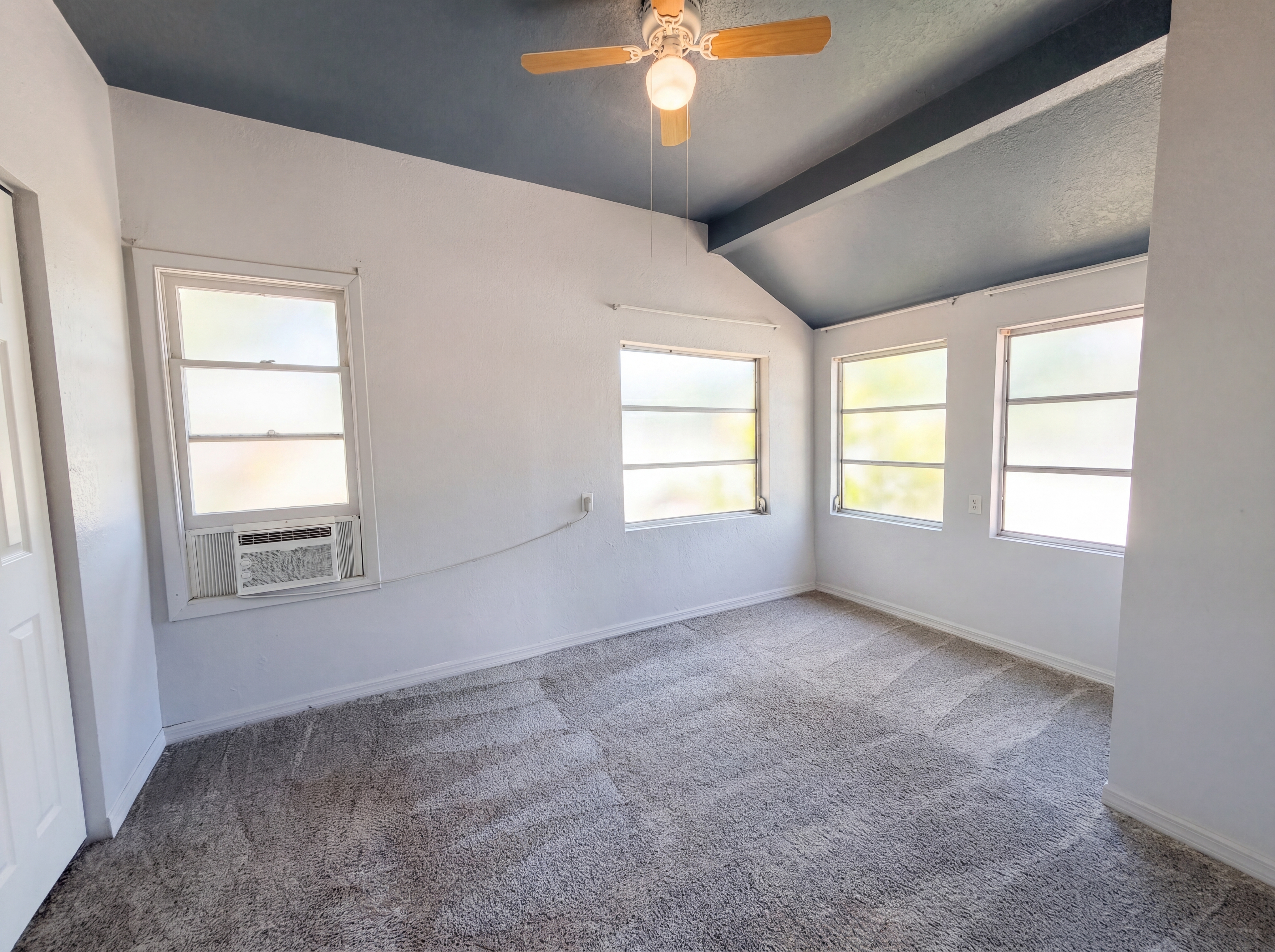 Photo 4 of 22 of 2228 N Orange Ave, Sarasota, FL