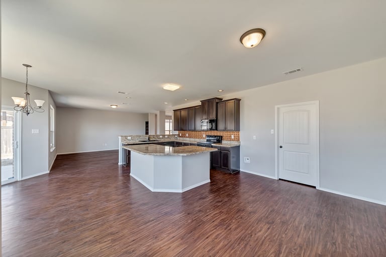 Photo 12 of 37 - 941 John Kennedy Dr, Saginaw, TX 76179