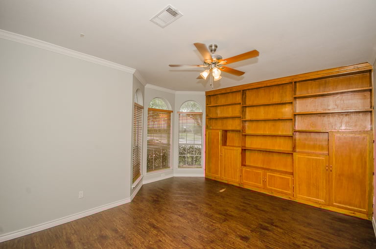 Photo 2 of 28 - 1628 Chapman St, Cedar Hill, TX 75104