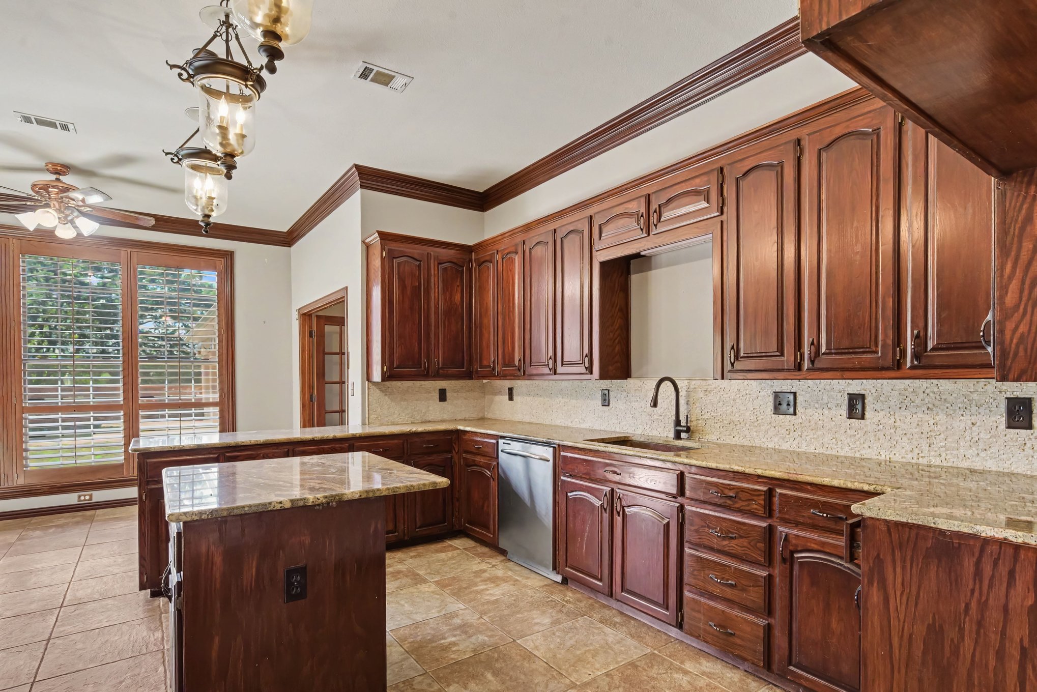 Photo 10 of 28 of 8304 Karen Ln, Terrell, TX