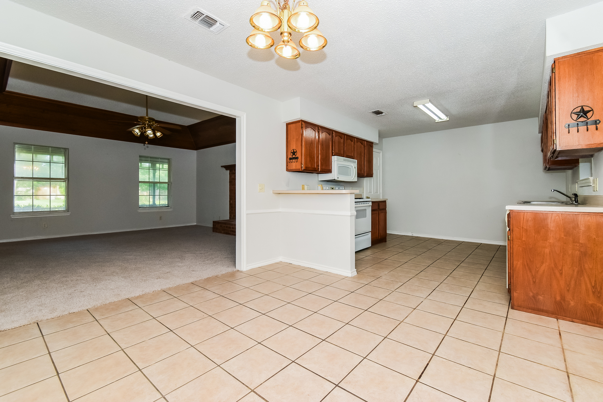 Photo 9 of 20 of 2127 N Village Dr, Bonham, TX