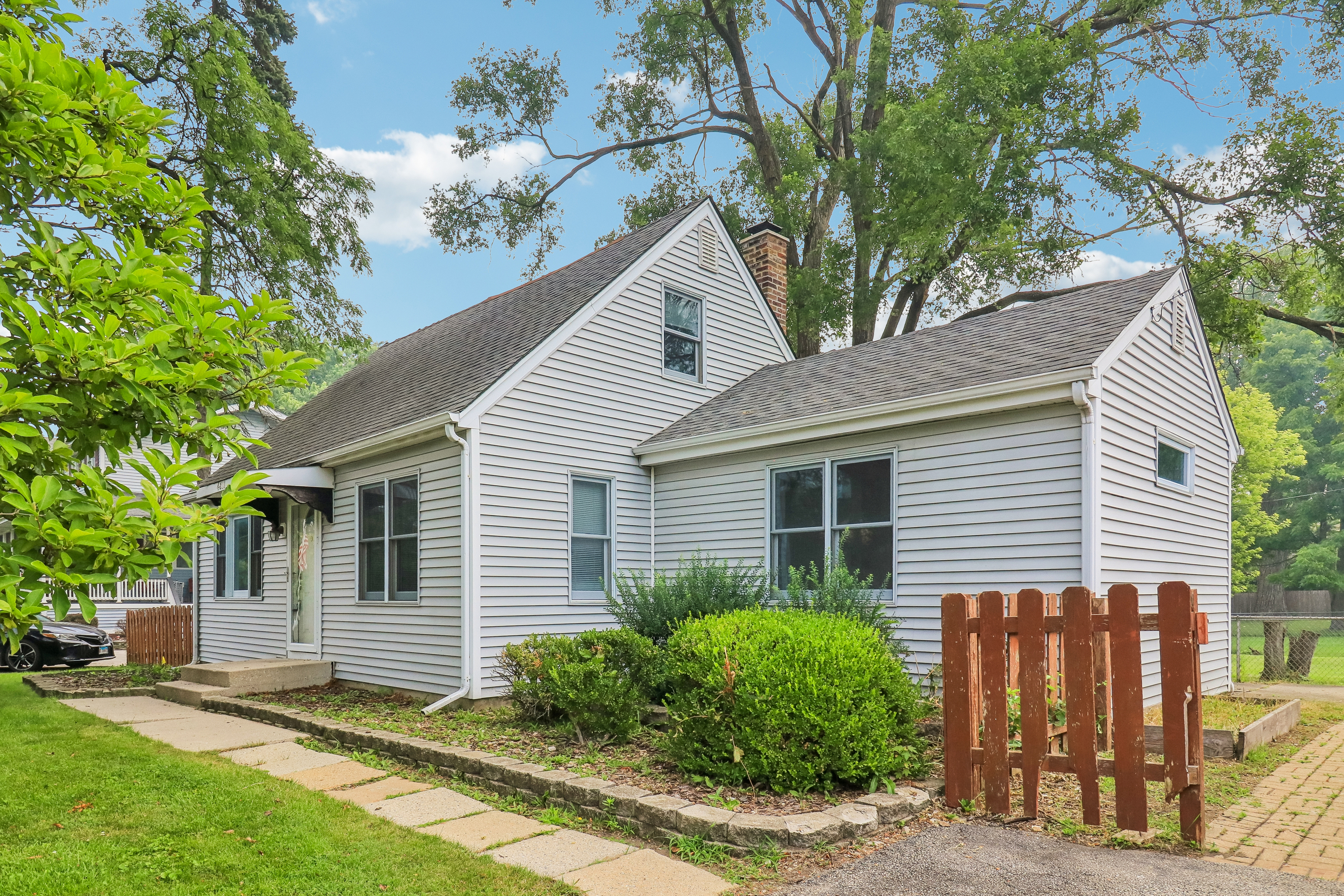 Photo 8 of 35 of 4811 Roslyn Rd, Downers Grove, IL