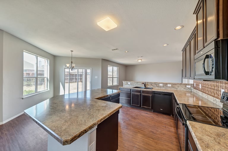 Photo 3 of 37 - 941 John Kennedy Dr, Saginaw, TX 76179