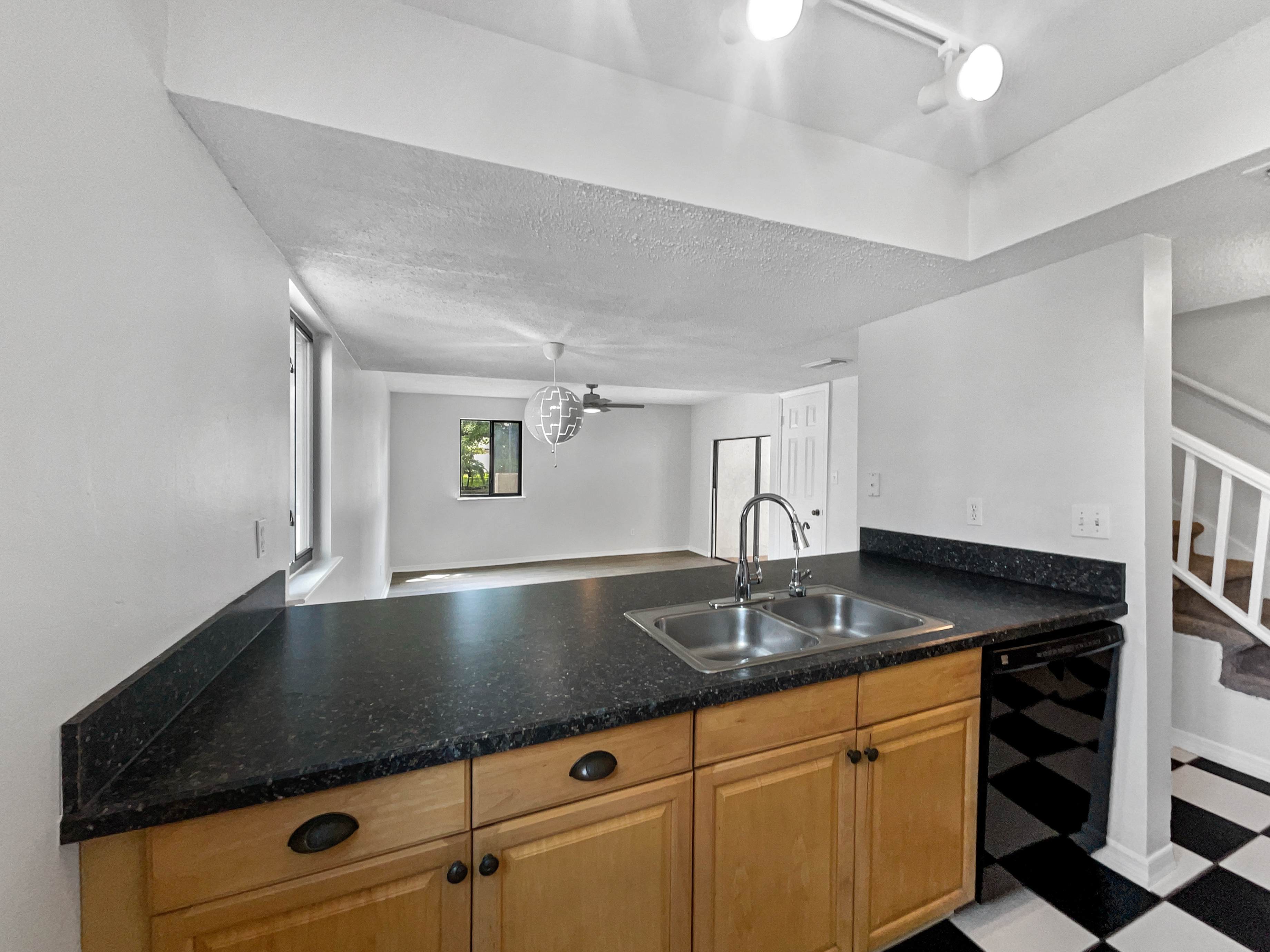 Photo 13 of 24 of 1404 Oak Pl, Apopka, FL