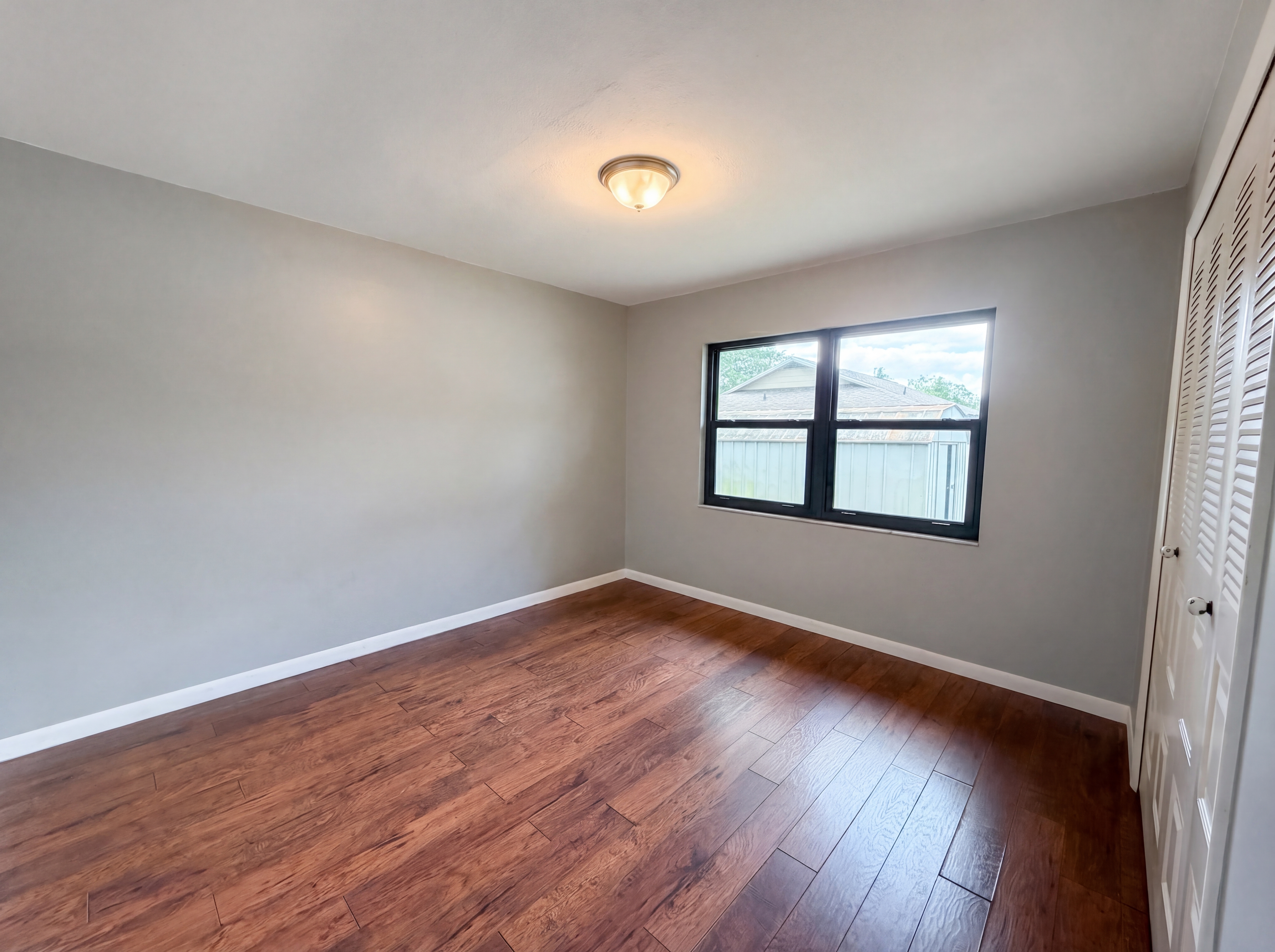 Photo 4 of 23 of 17621 Meadowbridge Dr, Lutz, FL