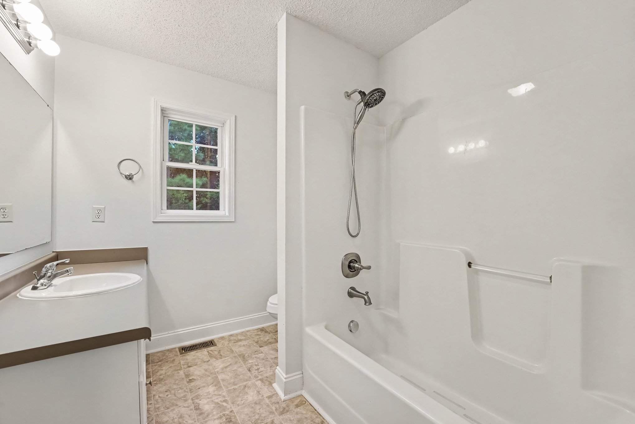 Photo 8 of 17 of 4750 Dalena Dr, Claremont, NC