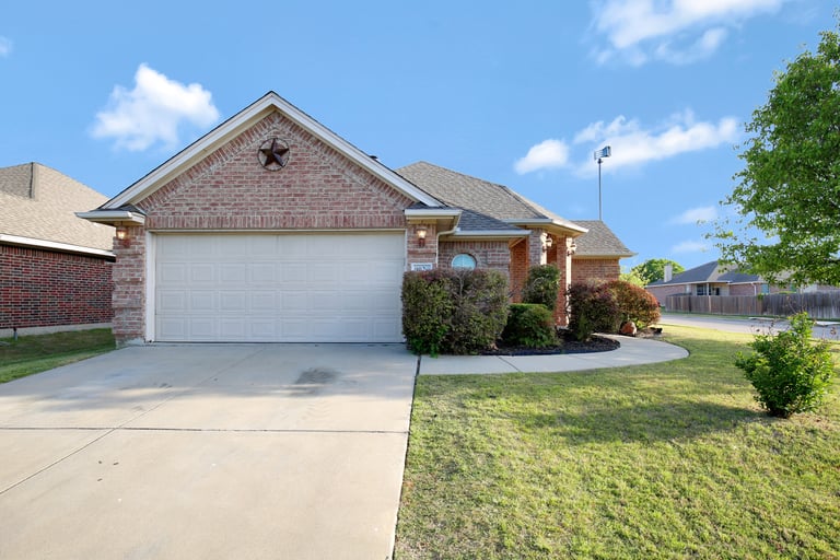 Photo 25 of 26 - 9029 River Falls Dr, Fort Worth, TX 76118