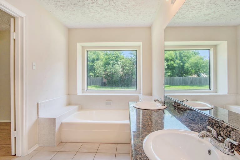 Photo 4 of 17 - 319 Richvale Ln, Webster, TX 77598