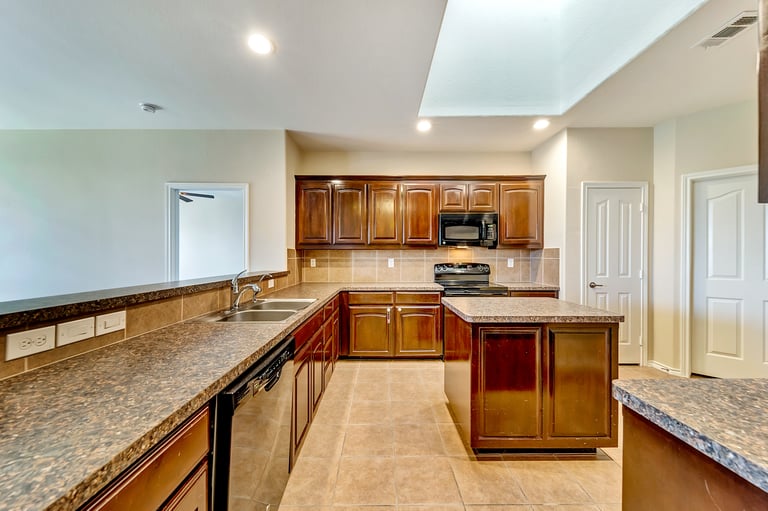 Photo 7 of 27 - 11121 Hawks Landing Rd, Haslet, TX 76052