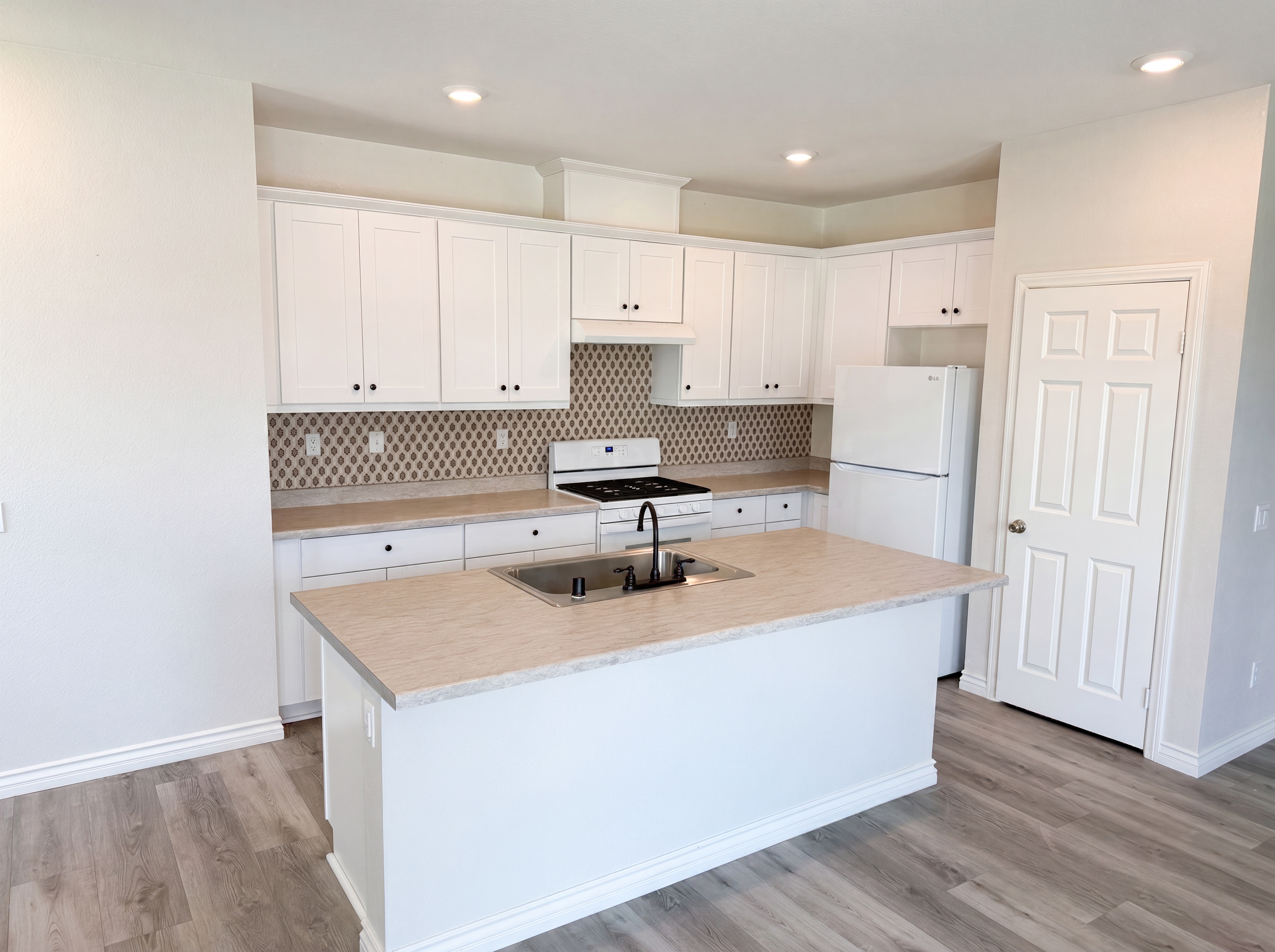Photo 2 of 19 of 2460 Fernwood Ln, Perris, CA