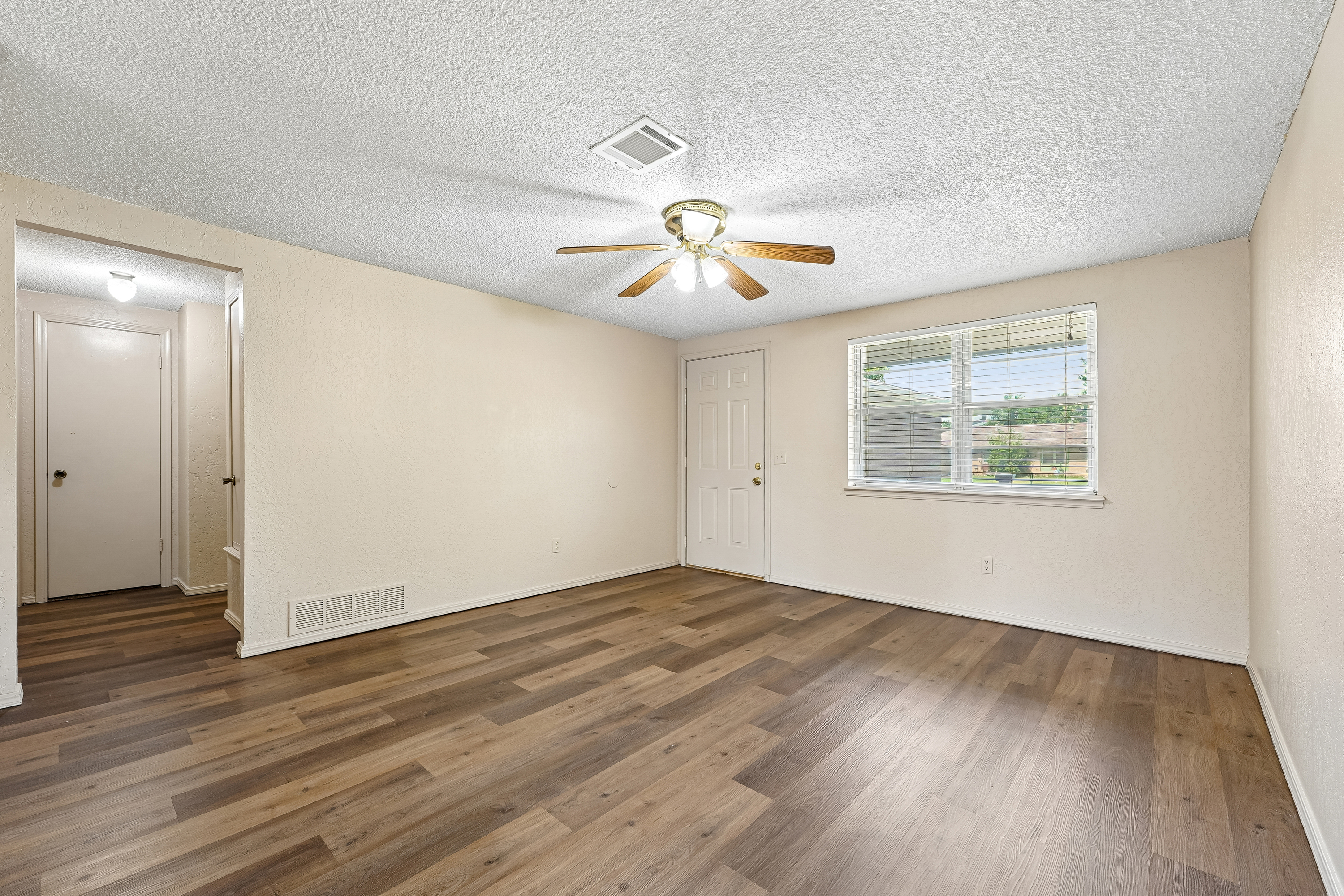 Photo 3 of 20 of 8404 S Brookline Ave, Oklahoma City, OK