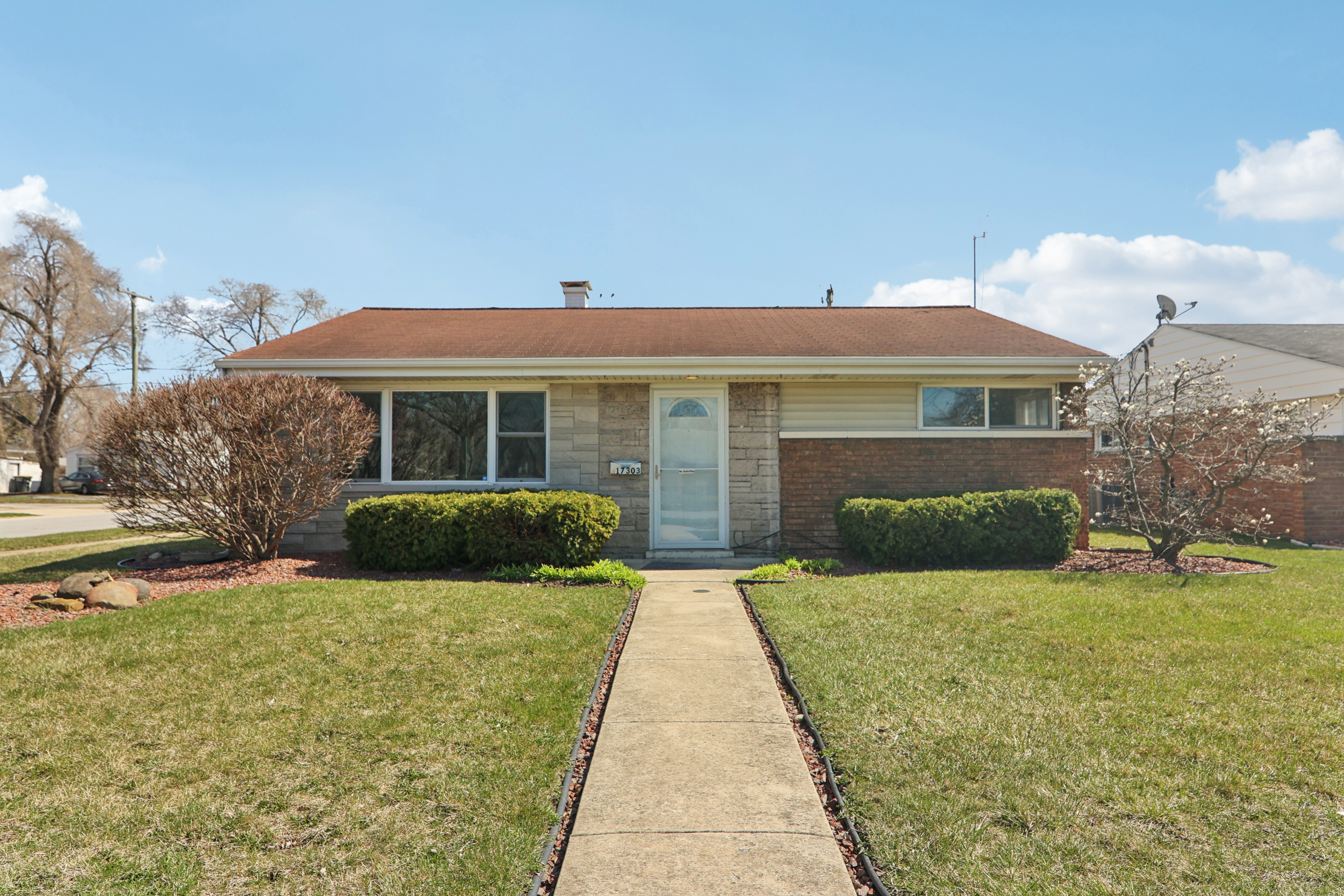 Photo 15 of 30 of 17303 Greenbay Ave, Lansing, IL
