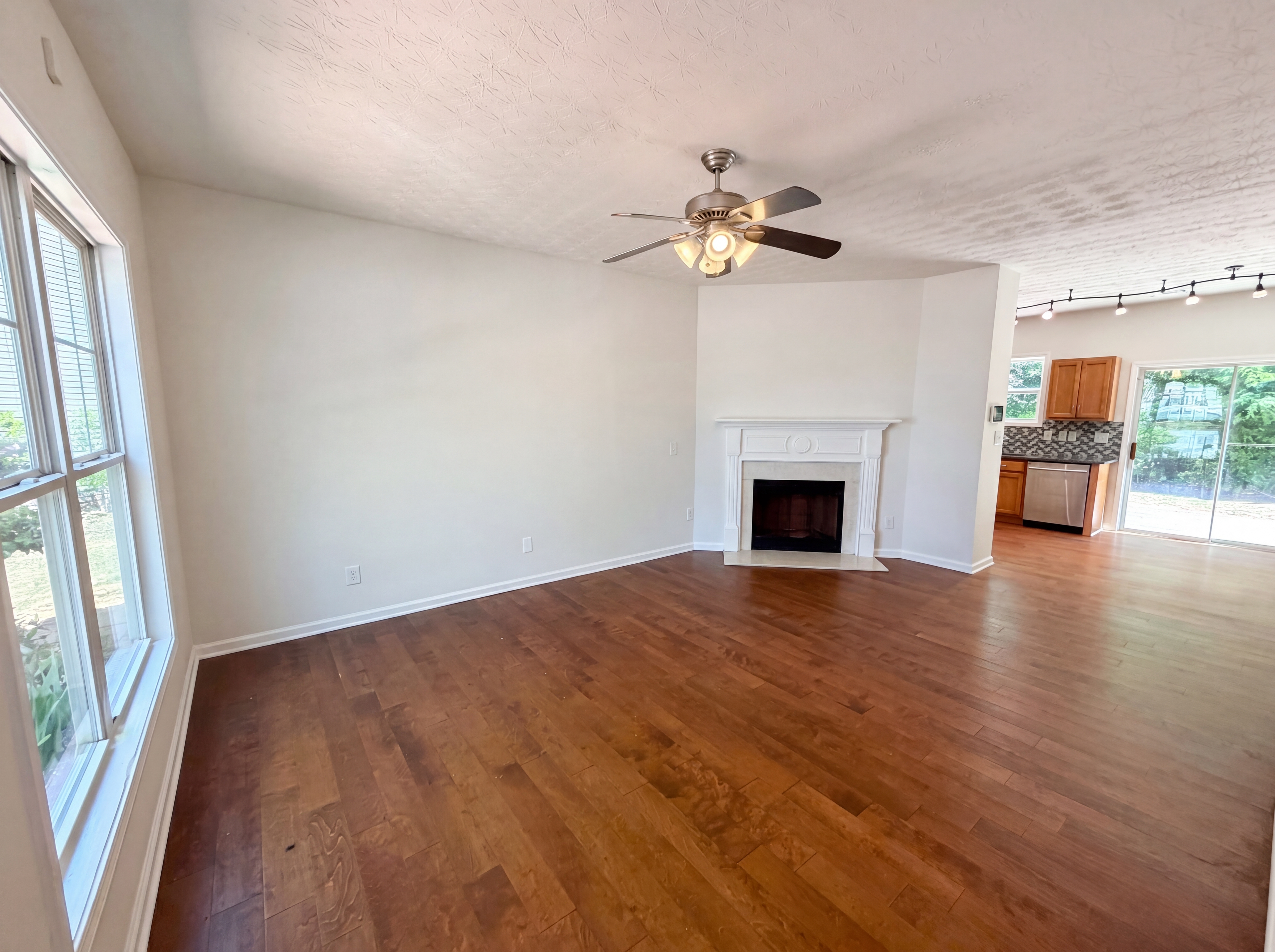 Photo 3 of 22 of 603 Marsh Lake Rd, Lawrenceville, GA