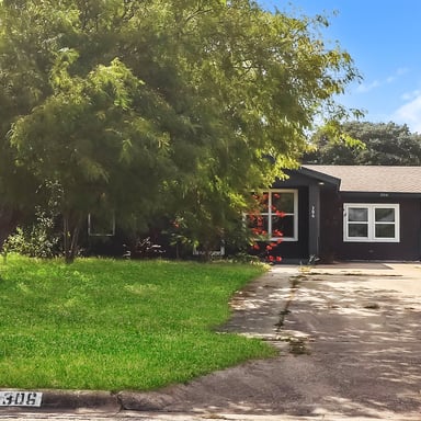 Property photo 1 of 306 N Houston St