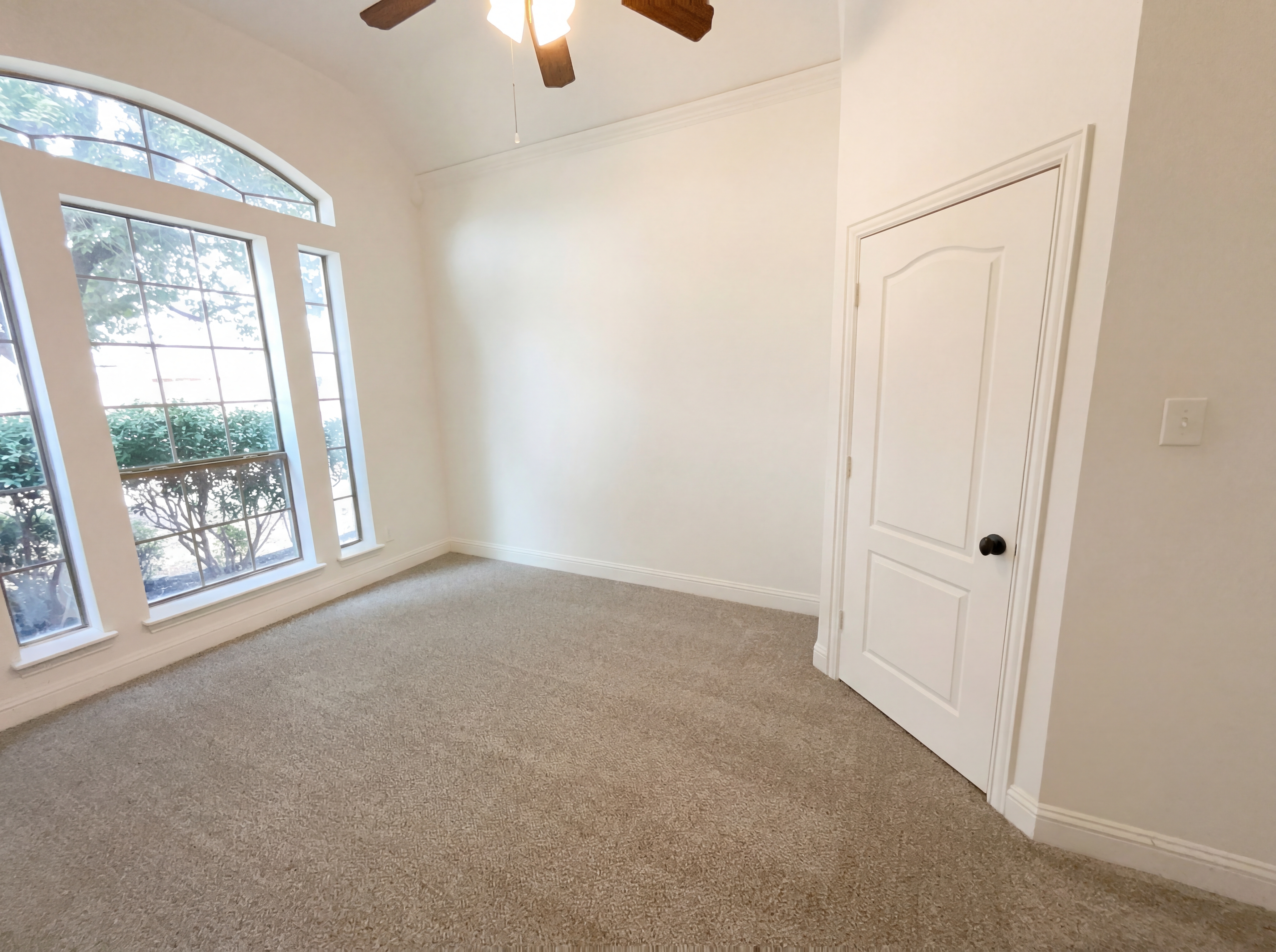 Photo 6 of 19 of 1817 Colorado Ct, Burleson, TX