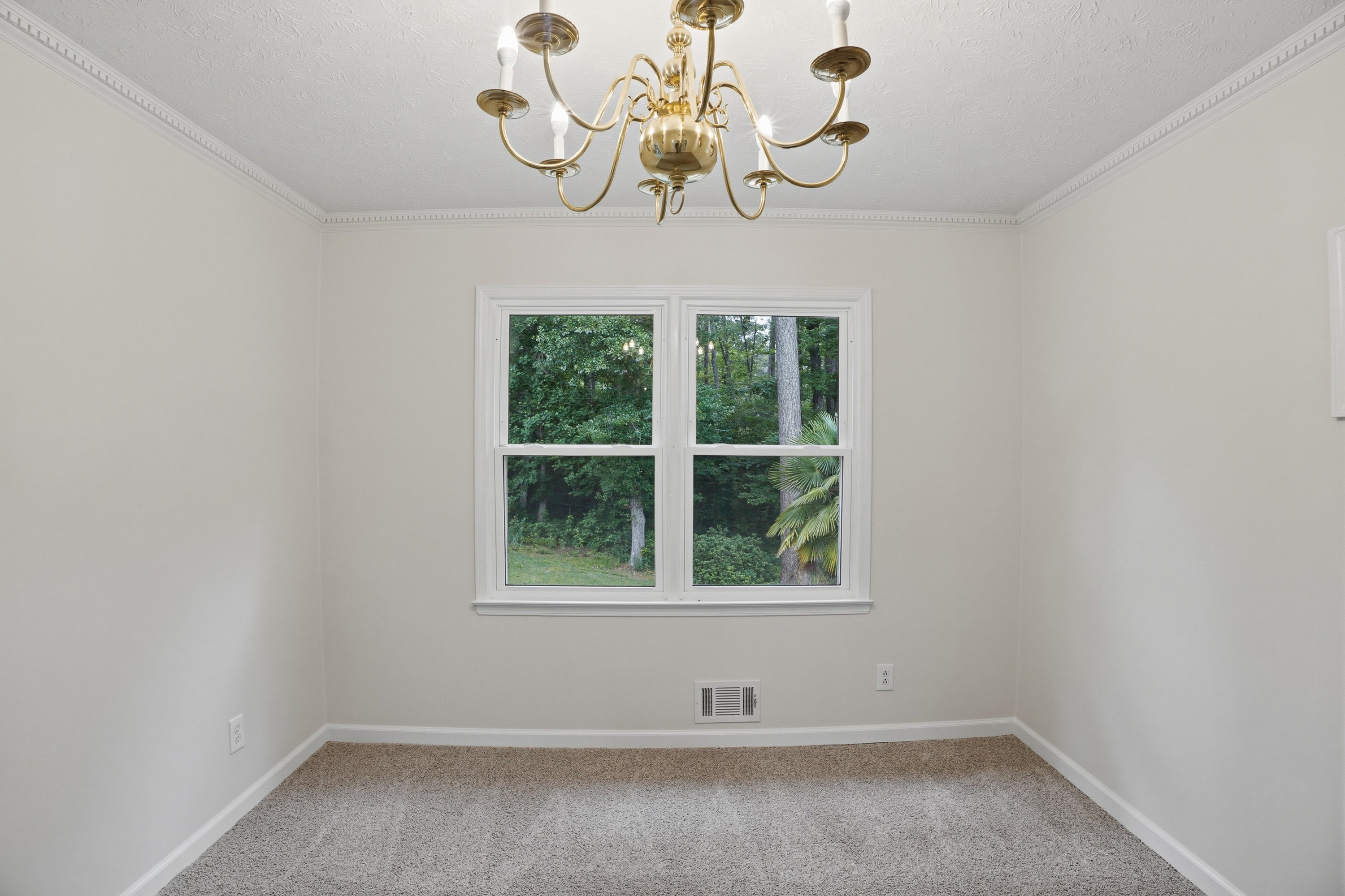 Photo 5 of 37 of 3839 Cotswold Dr , Lilburn, GA