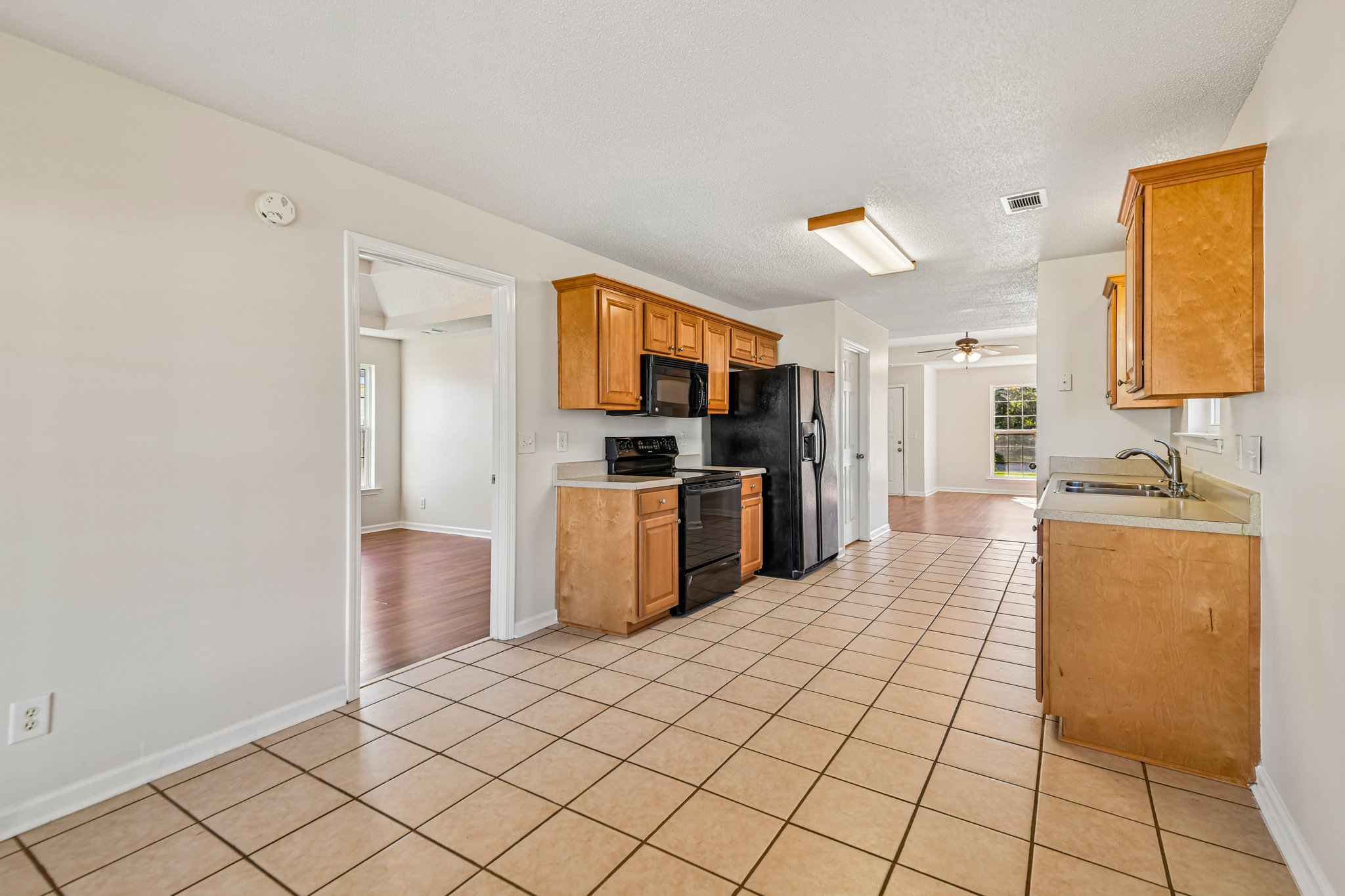 Photo 2 of 25 of 902 Haverhill Cir, Warner Robins, GA