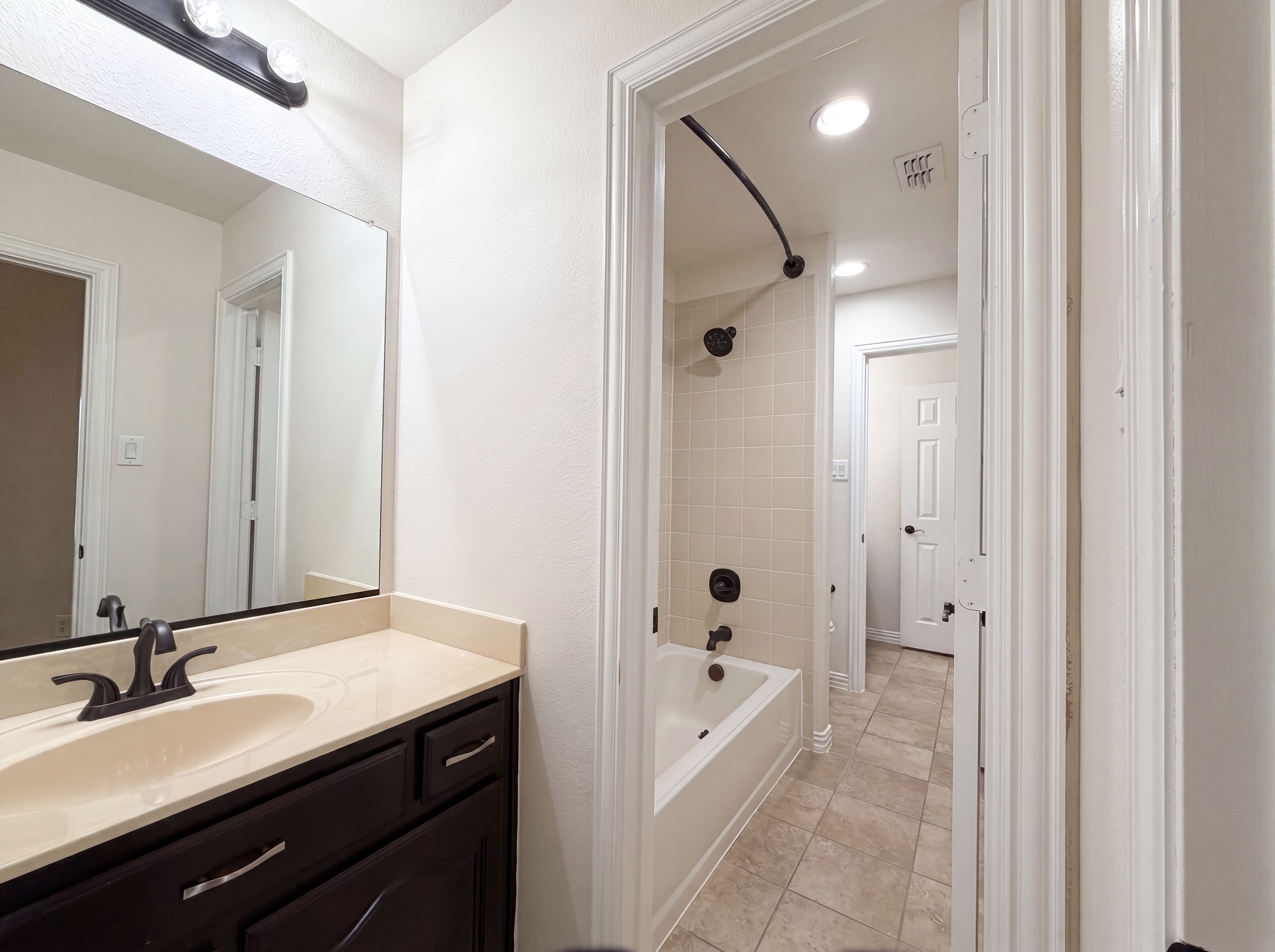 Photo 24 of 29 of 2948 Almansa, Grand Prairie, TX