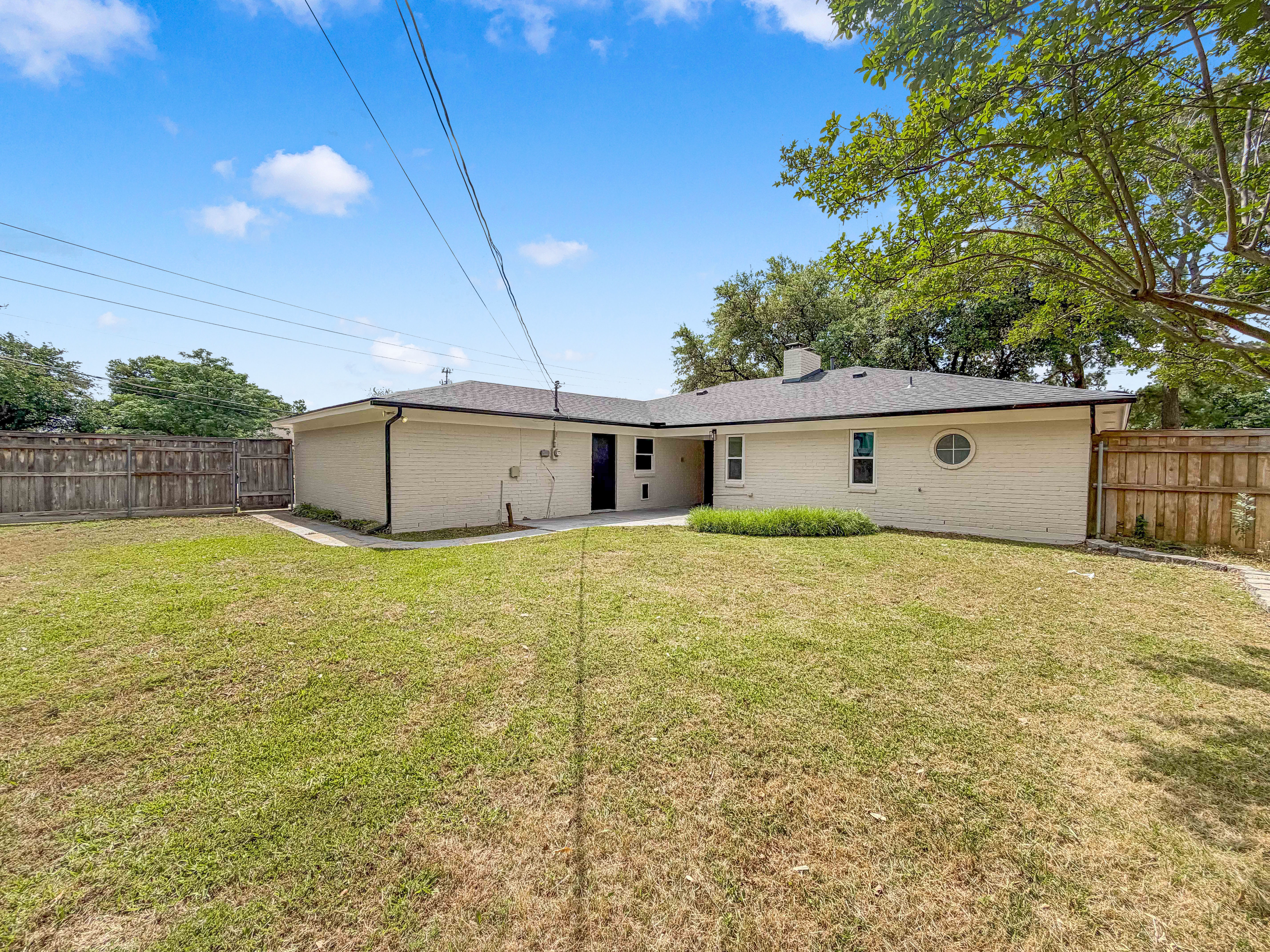 Photo 5 of 27 of 100 W Pleasantview Dr, Hurst, TX