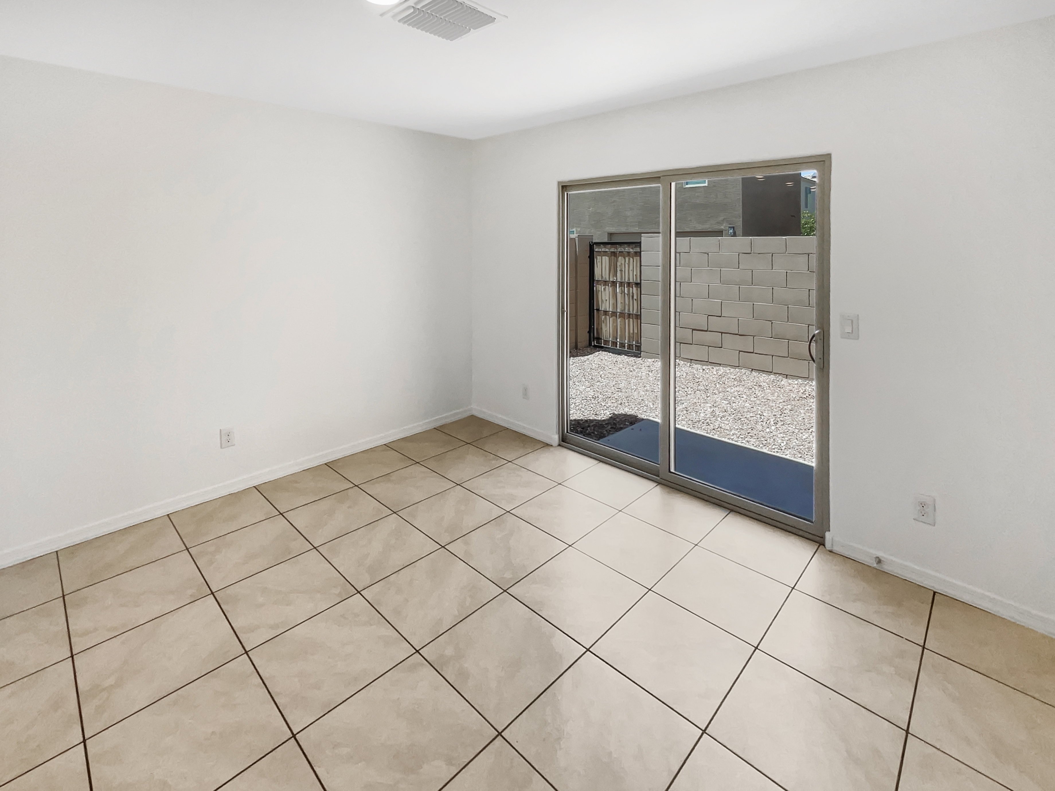 Photo 9 of 25 of 8218 W Illini St, Phoenix, AZ