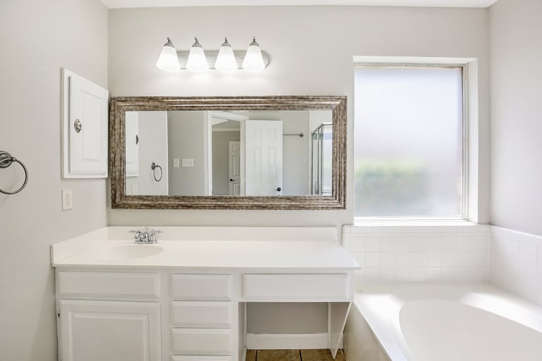 Photo 17 of 27 - 923 Silver Streak Dr, Saginaw, TX 76131