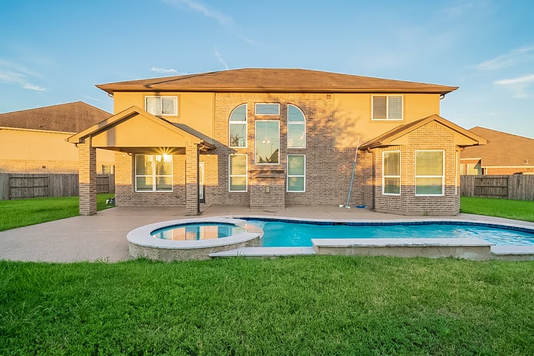 Photo 7 of 34 - 2208 Hannah Creek Ct, Houston, TX 77089