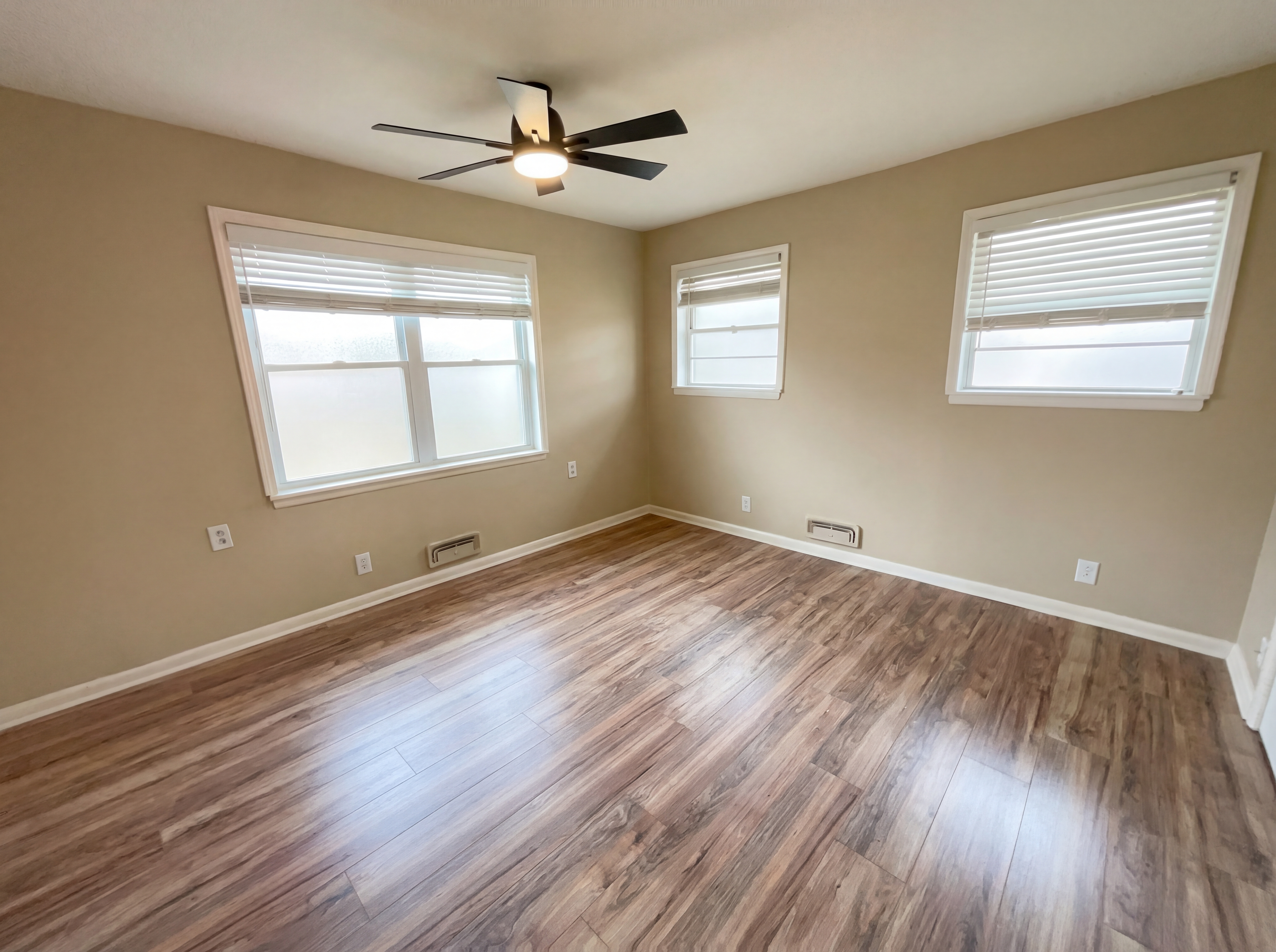 Photo 4 of 16 of 6817 Chickering Rd, Fort Worth, TX
