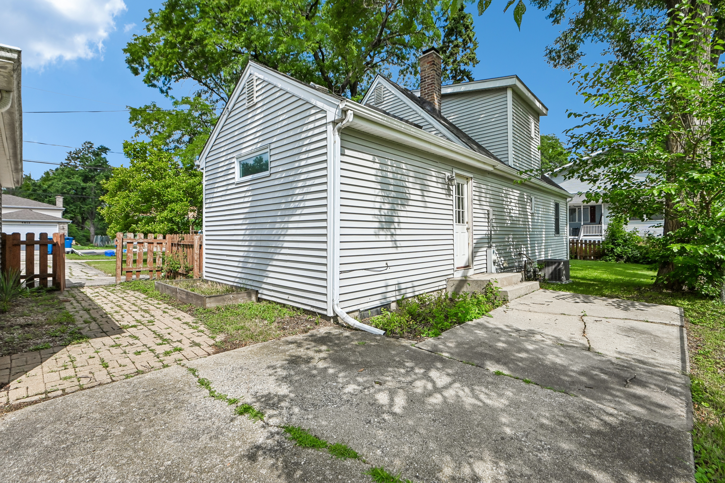 Photo 40 of 72 of 4811 Roslyn Rd, Downers Grove, IL