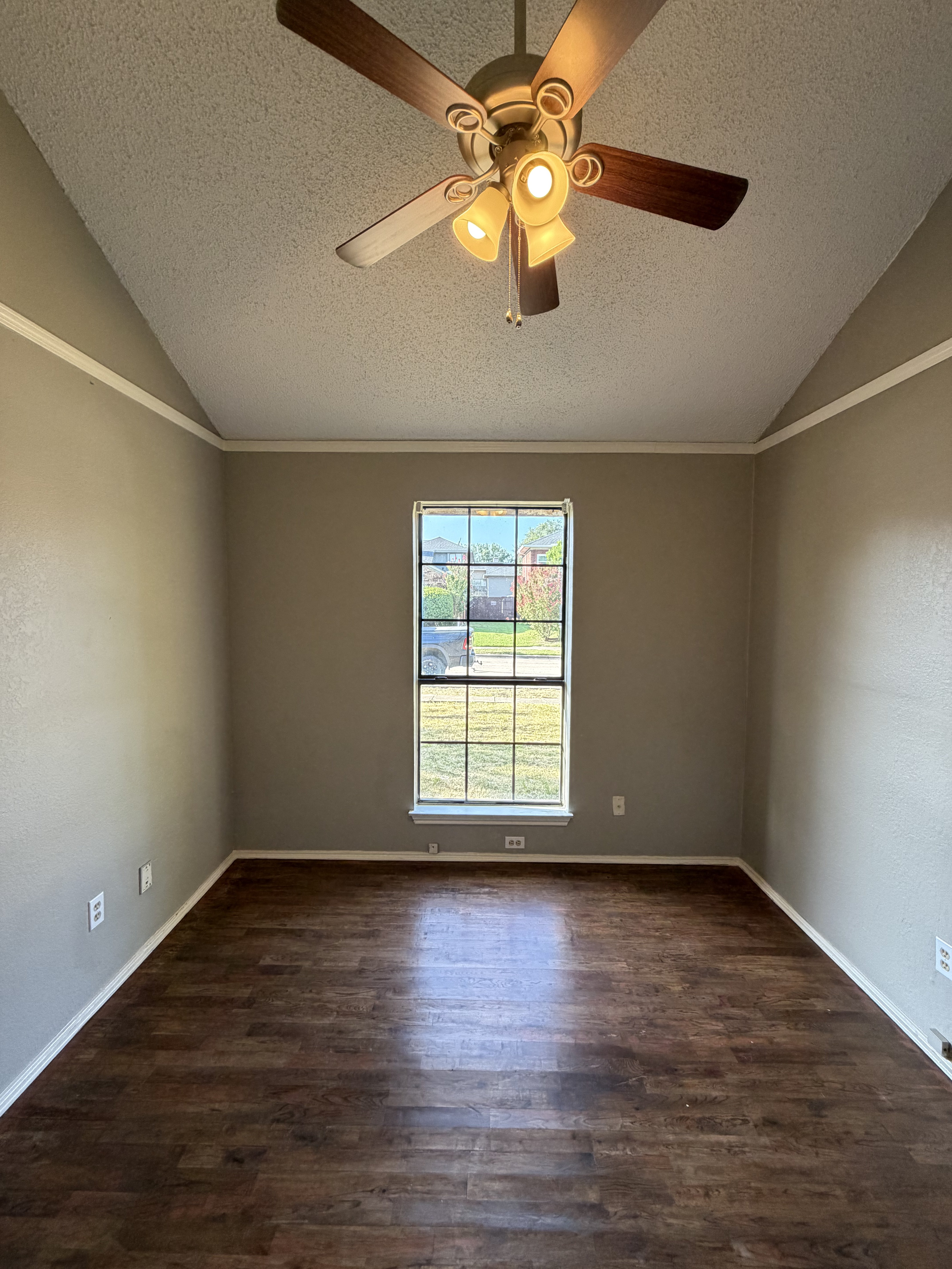 Photo 10 of 24 of 1633 San Francisco St, Carrollton, TX