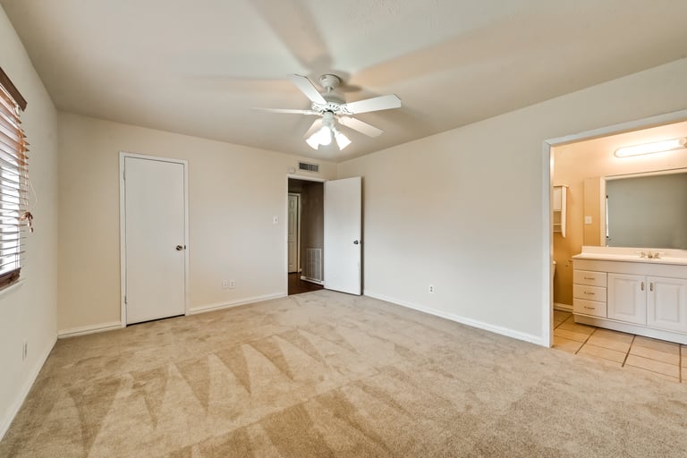 Photo 4 of 27 - 4100 Shagbark St, Fort Worth, TX 76137