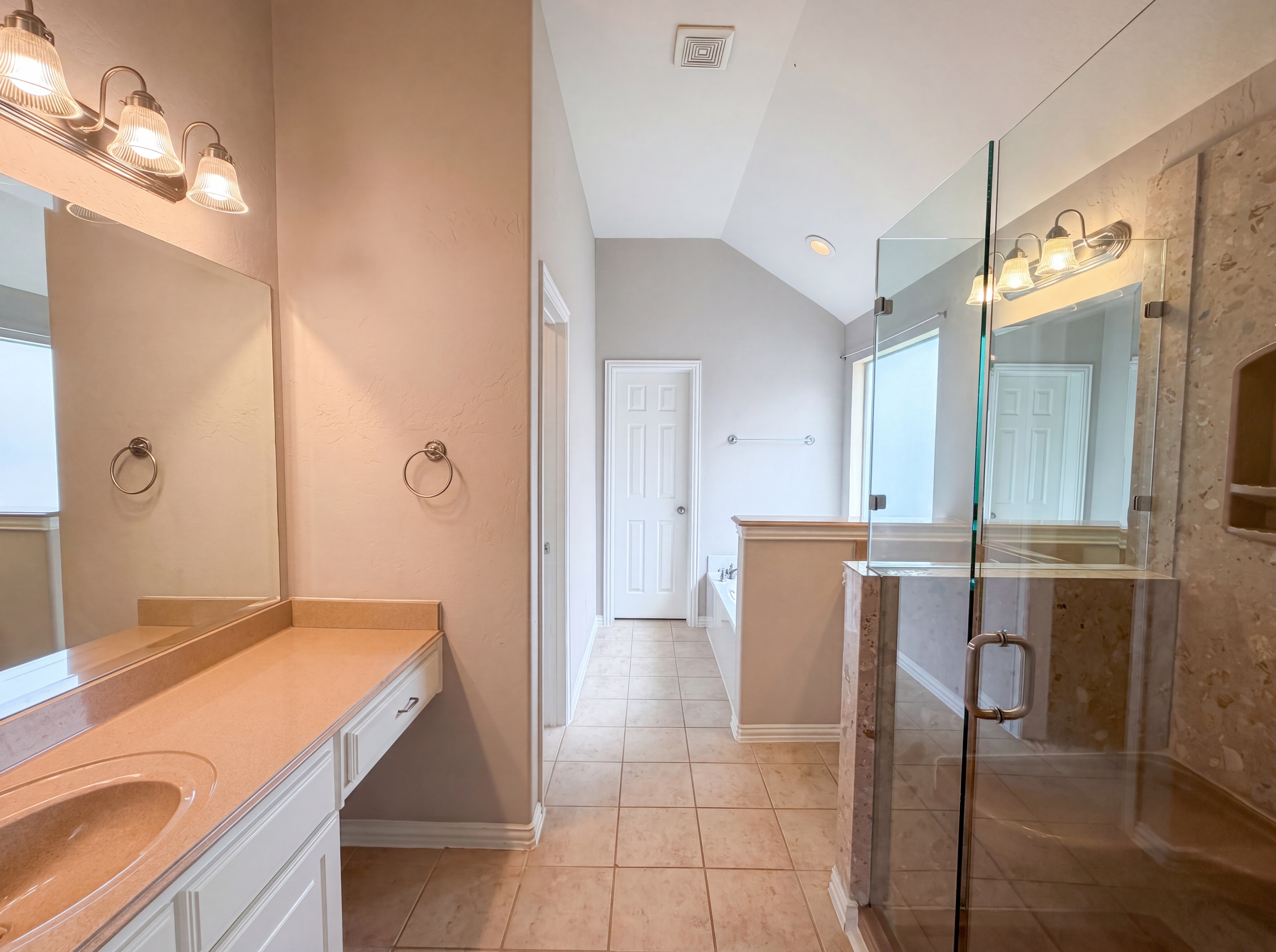 Photo 16 of 32 of 10330 Sandbar Dr, Irving, TX