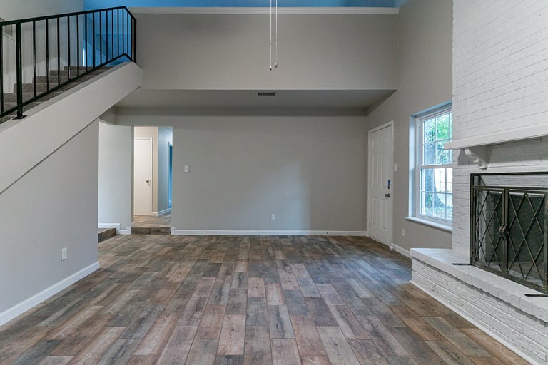 Photo 11 of 21 - 700 NW Barbara Ln, Burleson, TX 76028